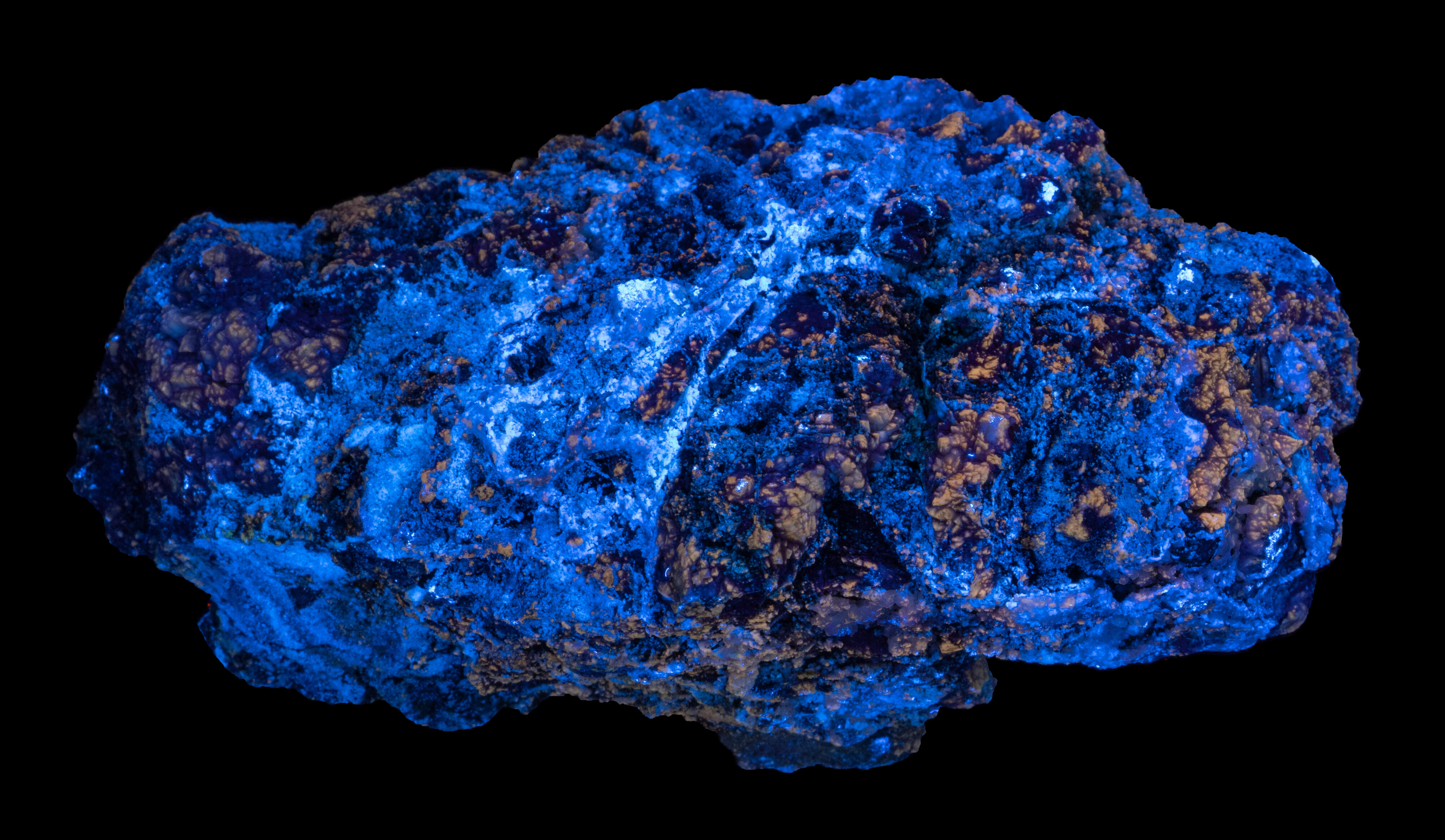 Fluorescence under longwave and shortwave UV light.