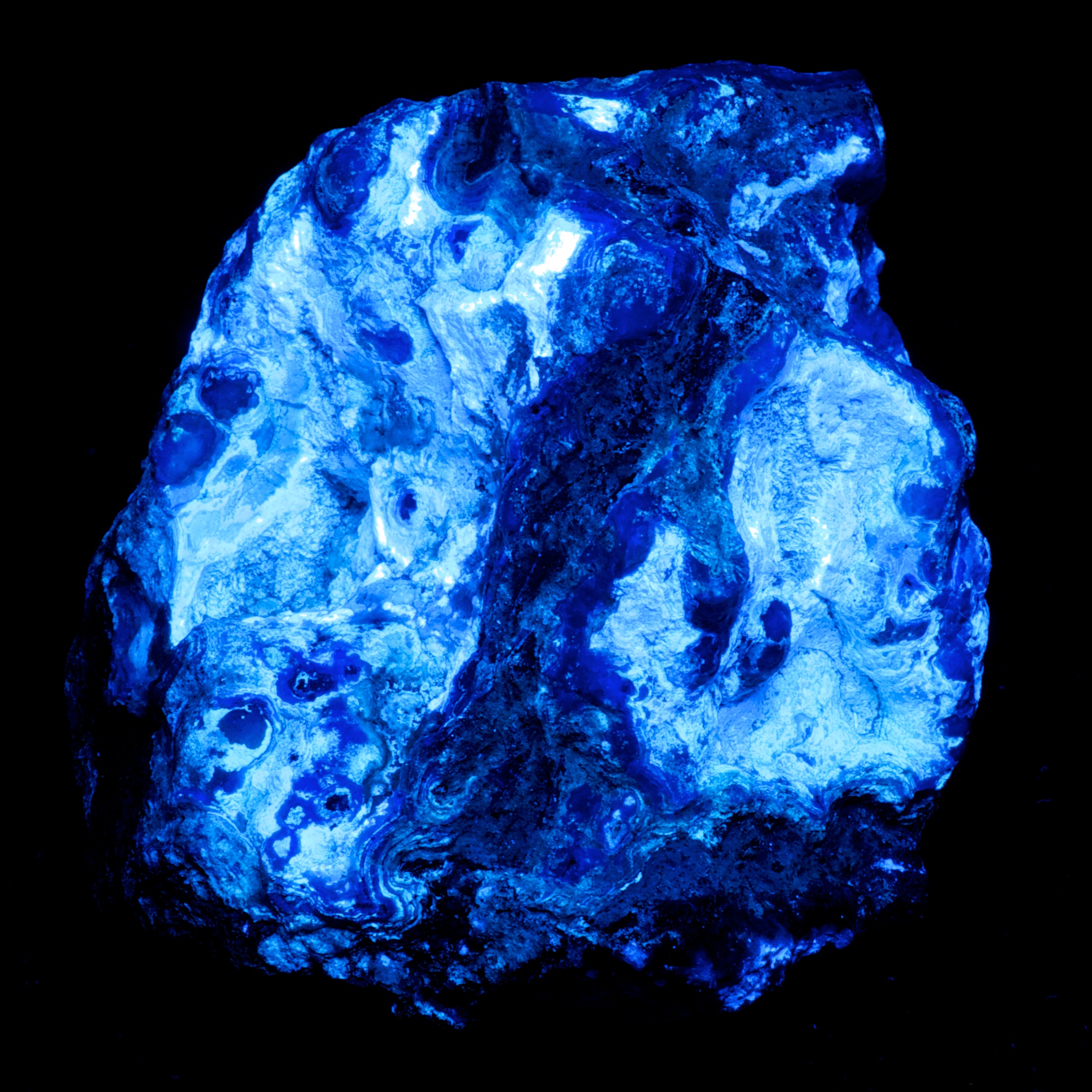 Fluorescence under shortwave UV light. Specimen 2.
