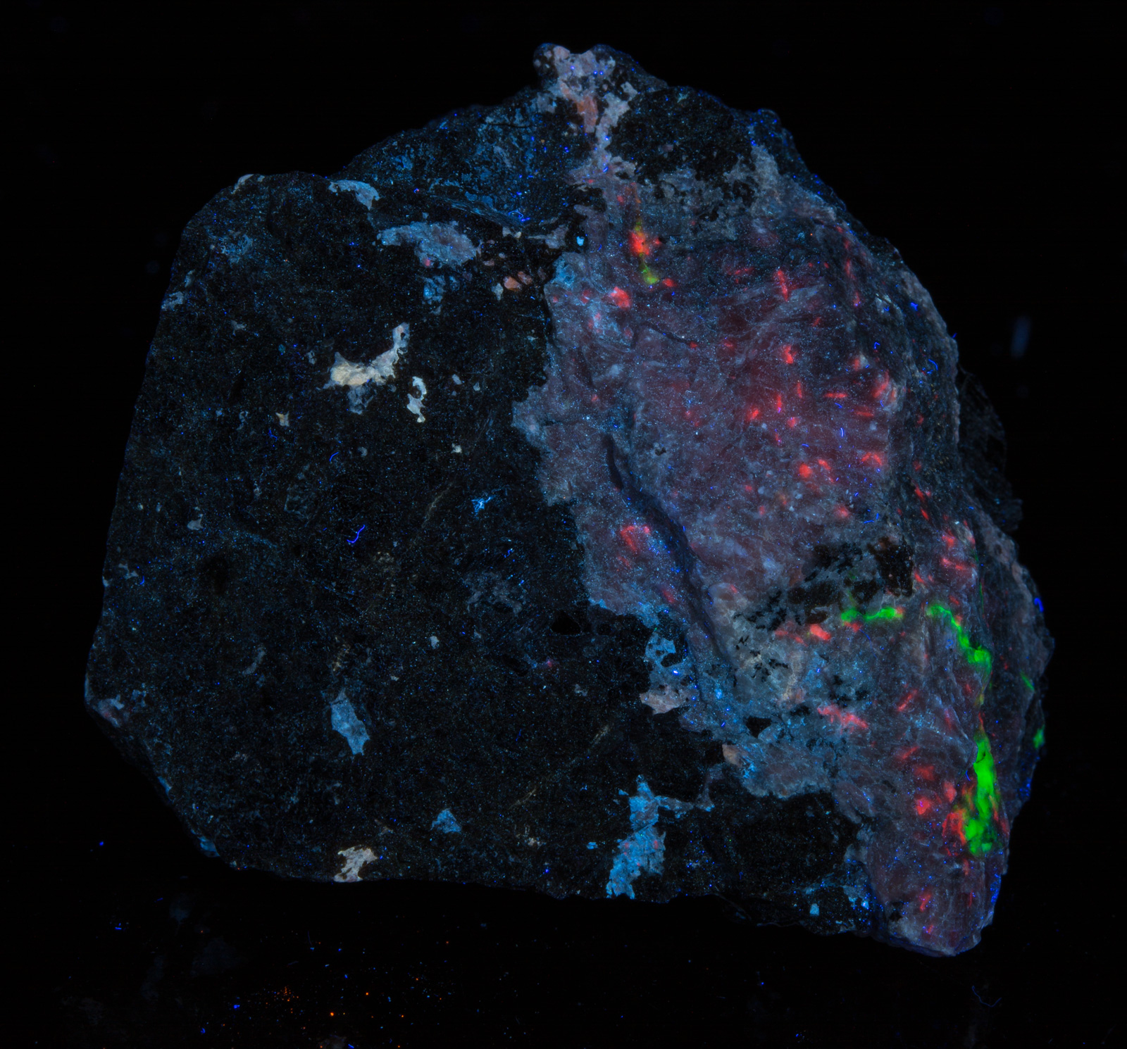 Fluorescence under longwave UV light.