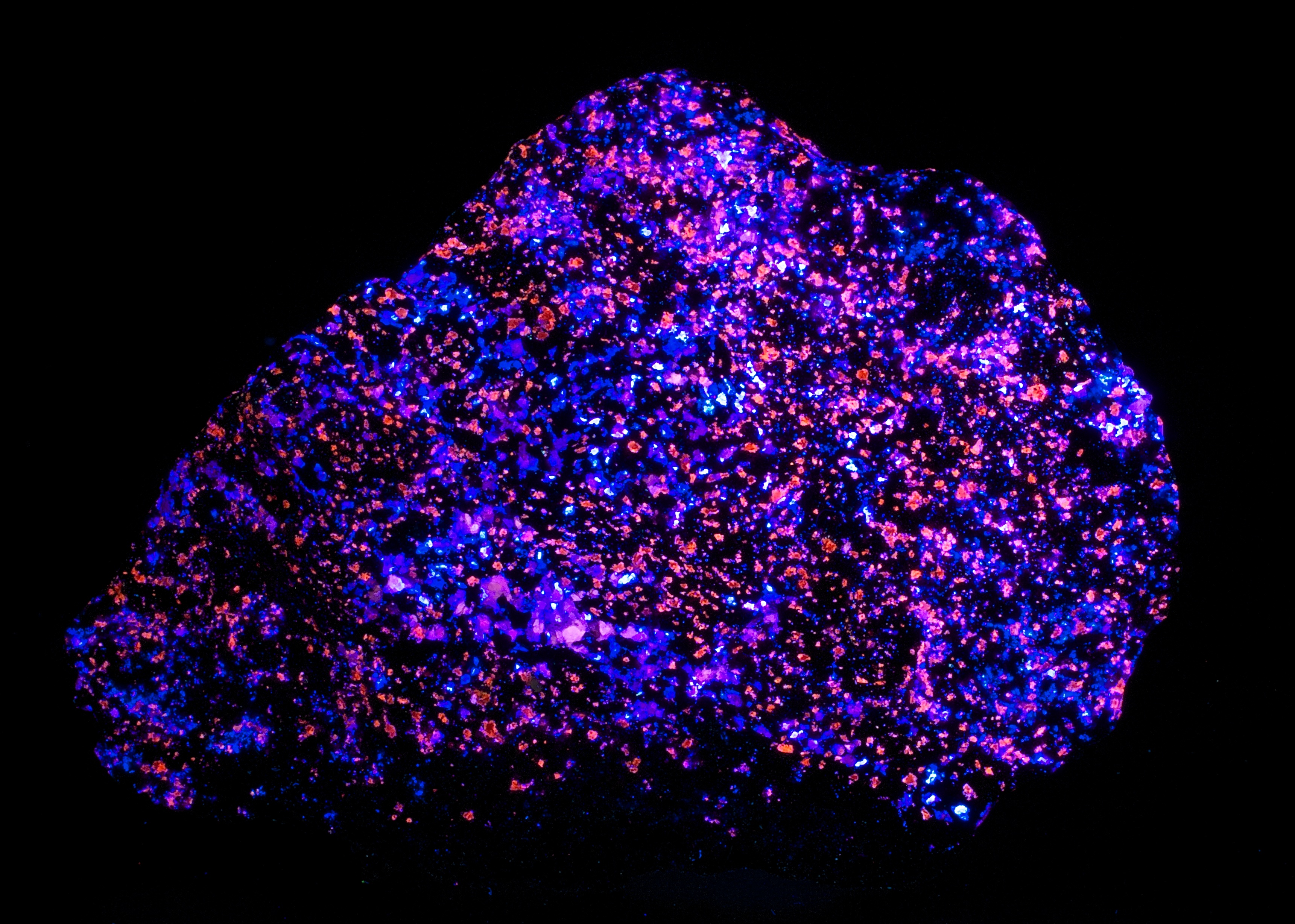 Fluorescence under longwave UV light.