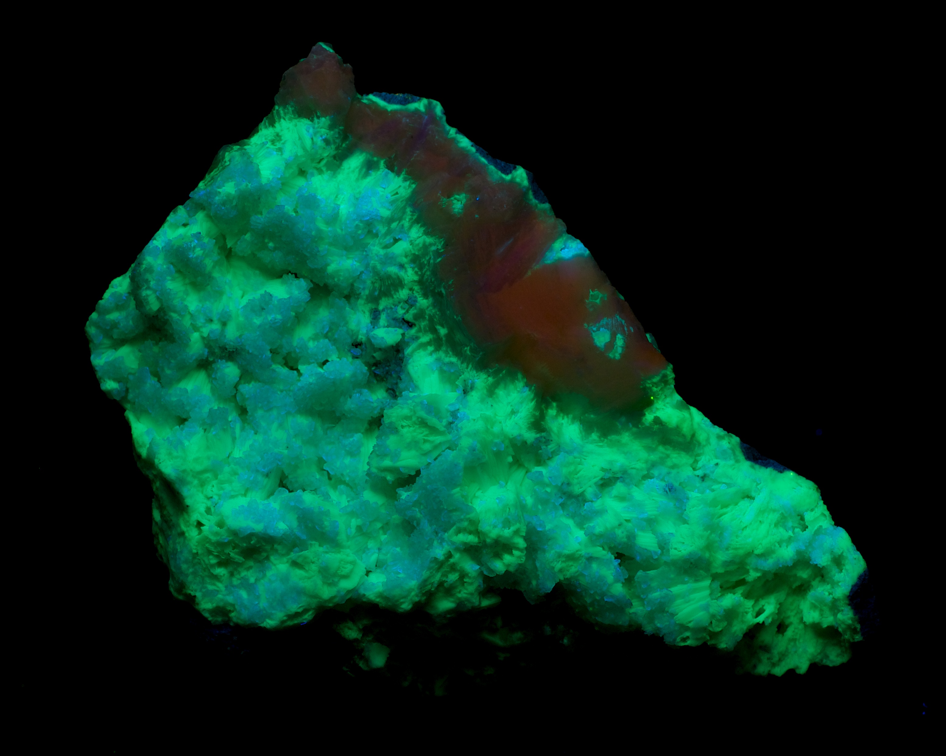 Fluorescence under shortwave UV light. Initial fluorescence upon UV exposure.