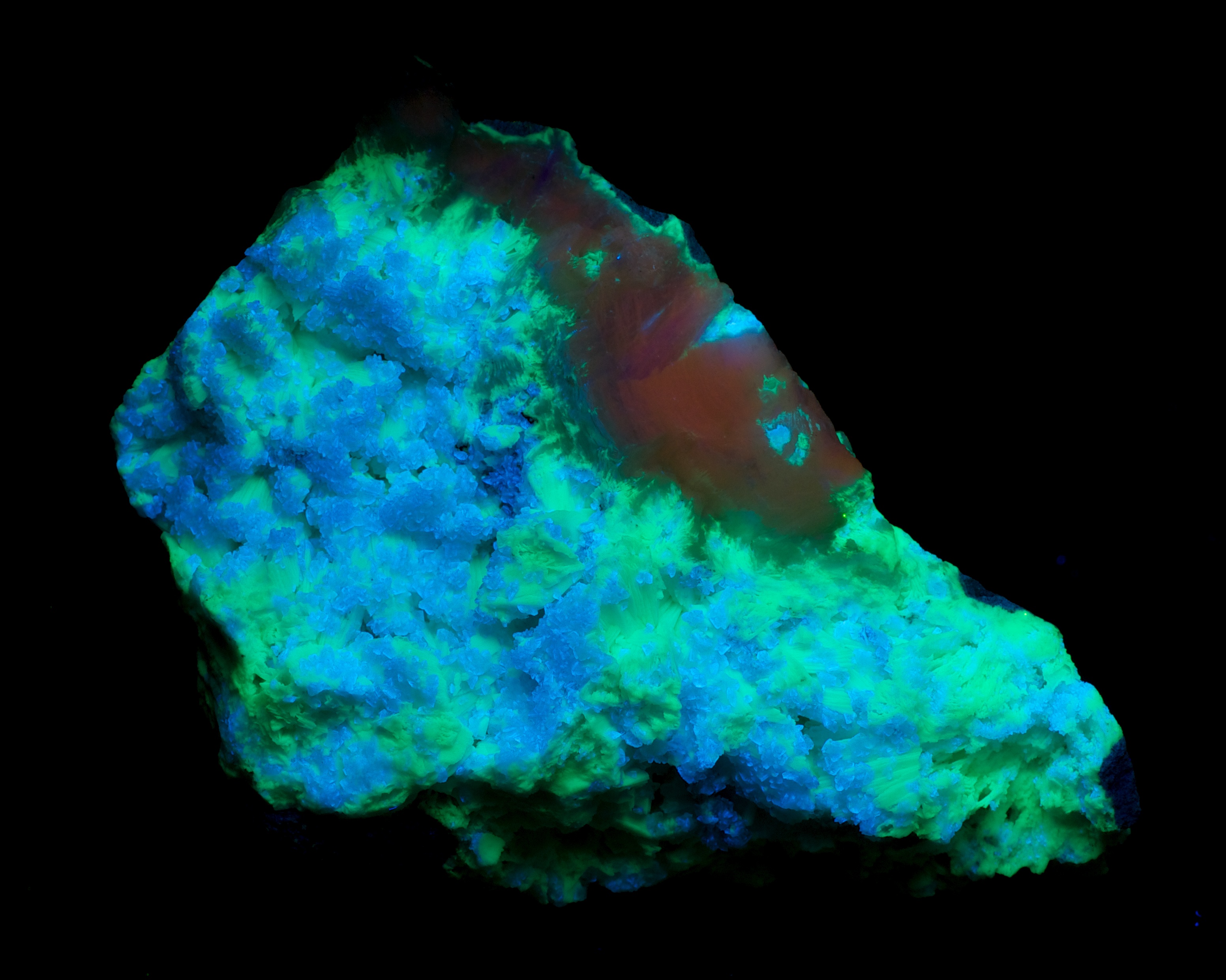 Fluorescence under shortwave UV light. After 30 seconds of UV exposure.