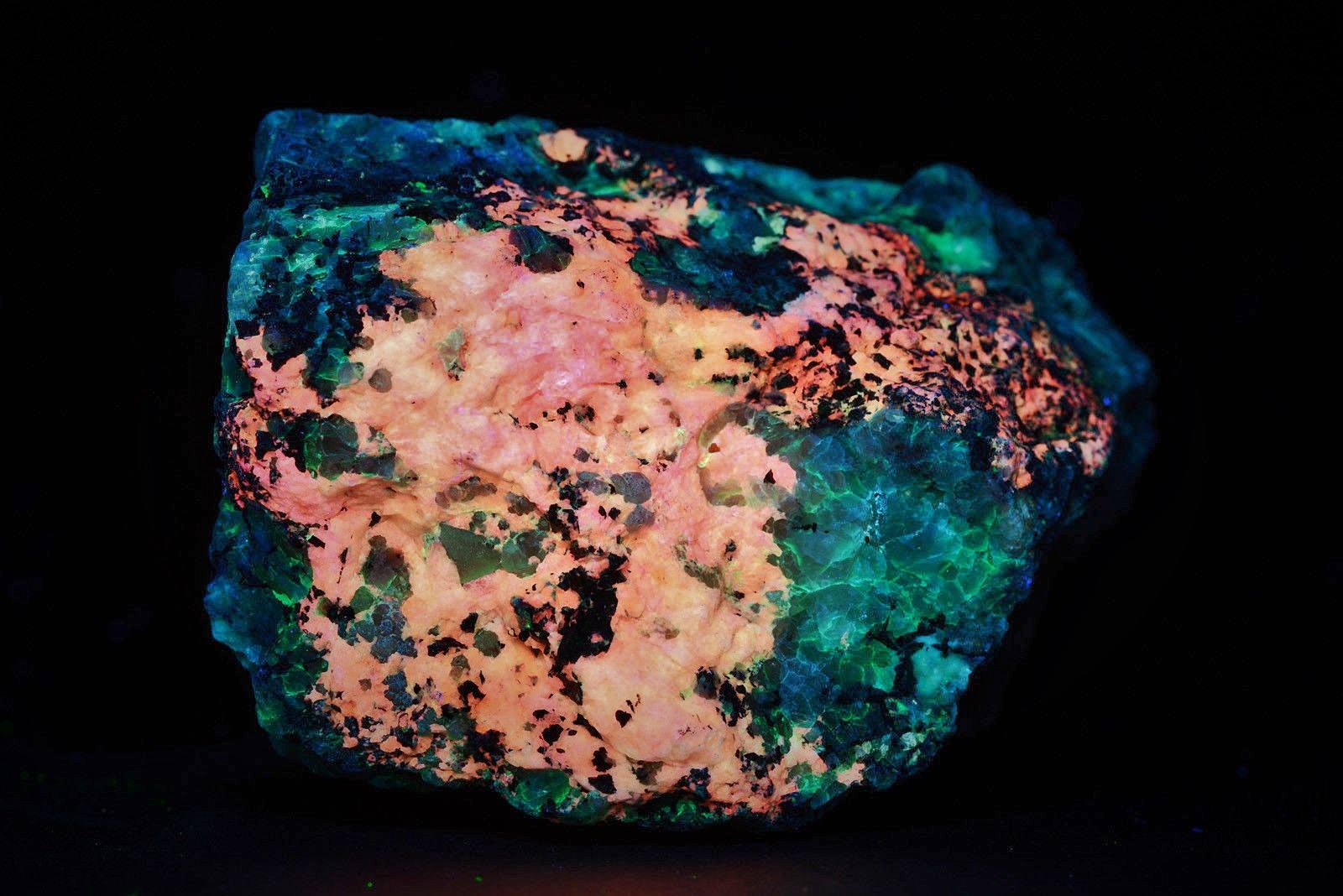 Fluorescence under shortwave UV light.