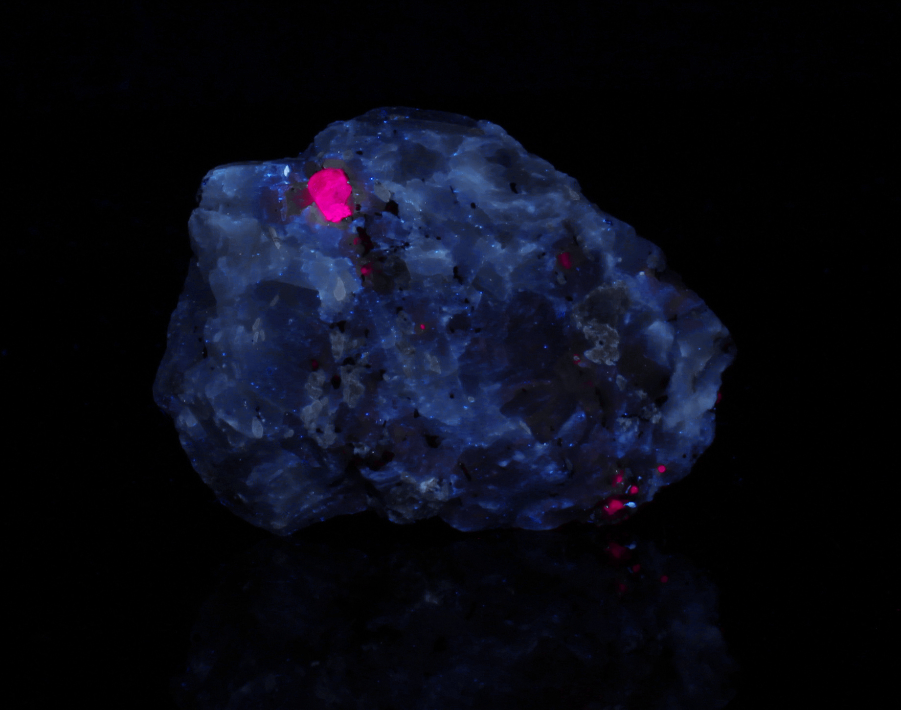 Fluorescence under longwave UV light.