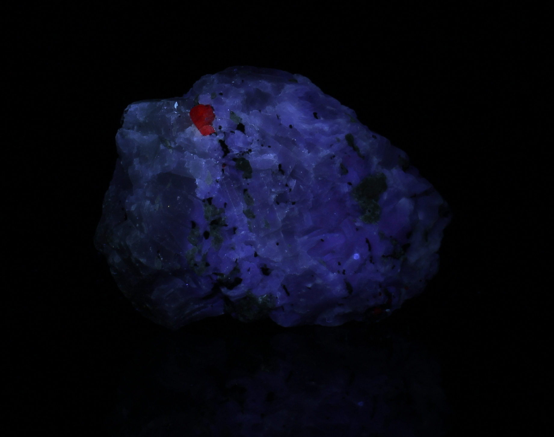 Fluorescence under midwave UV light.
