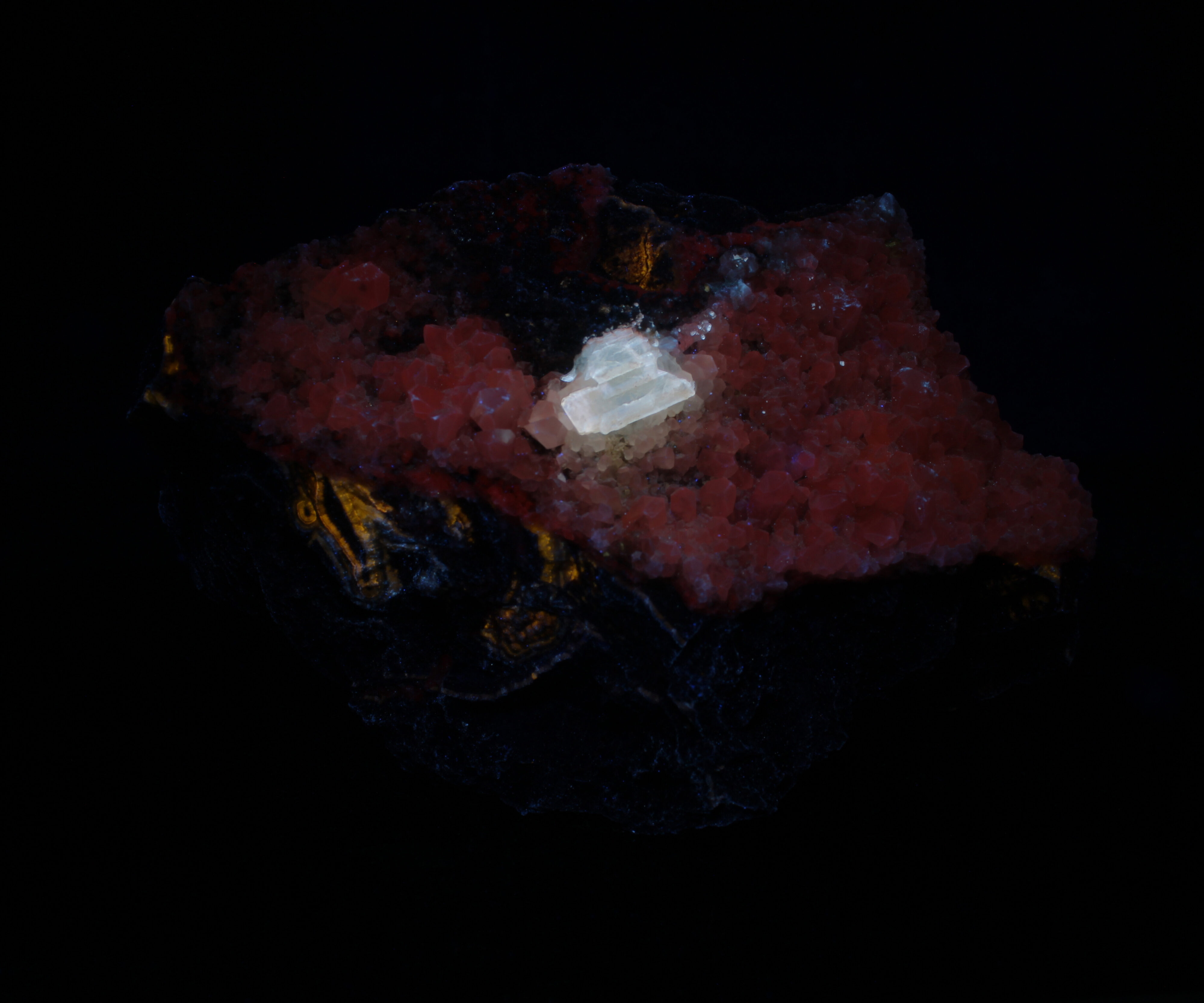 Fluorescence under longwave UV light.