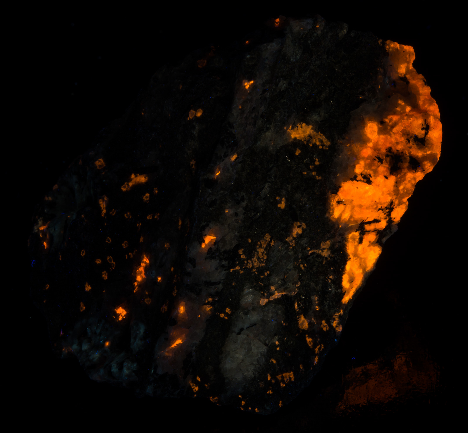 Fluorescence under longwave UV light.