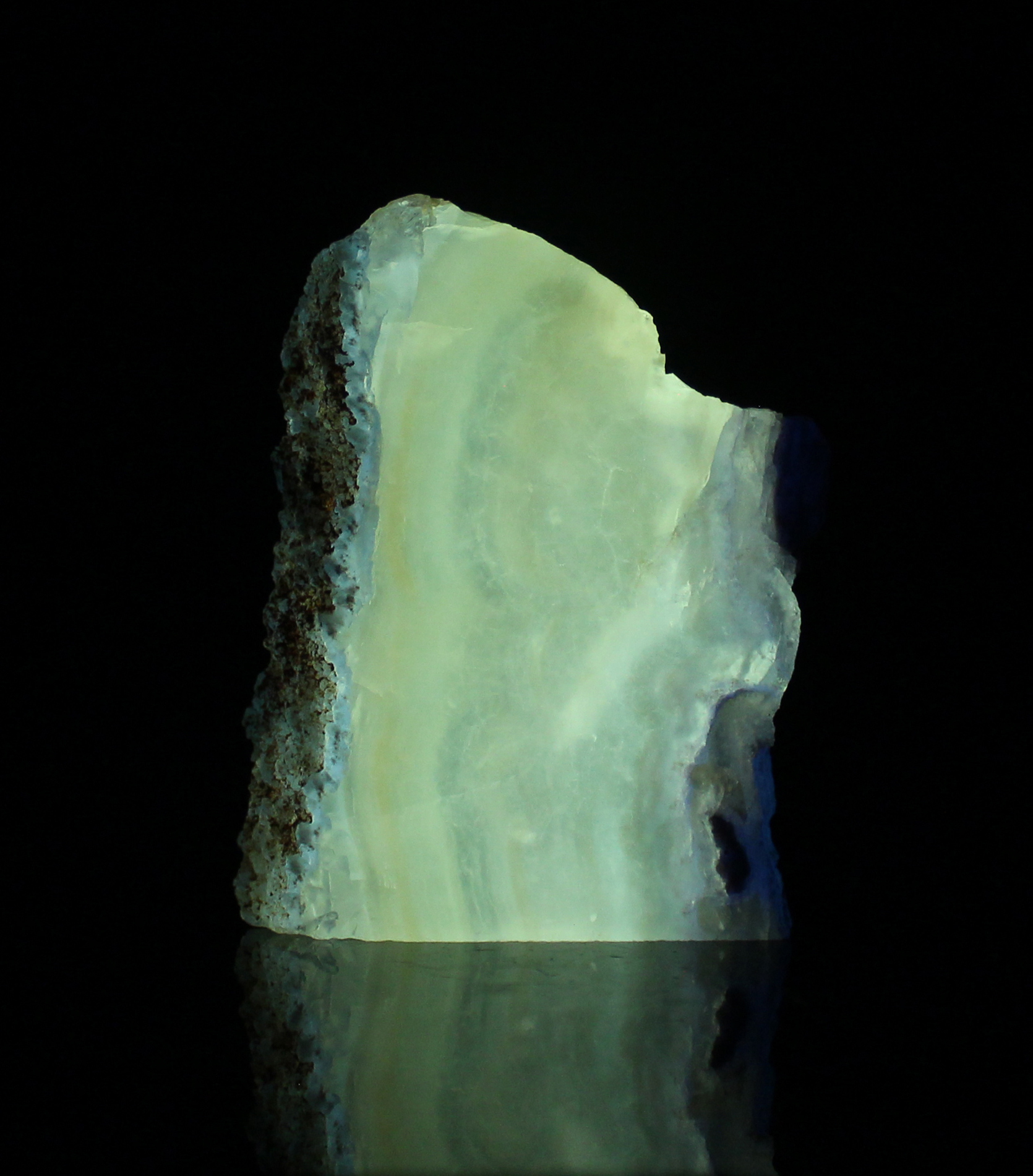 Afterglow after exposure to longwave UV light. Side 2.