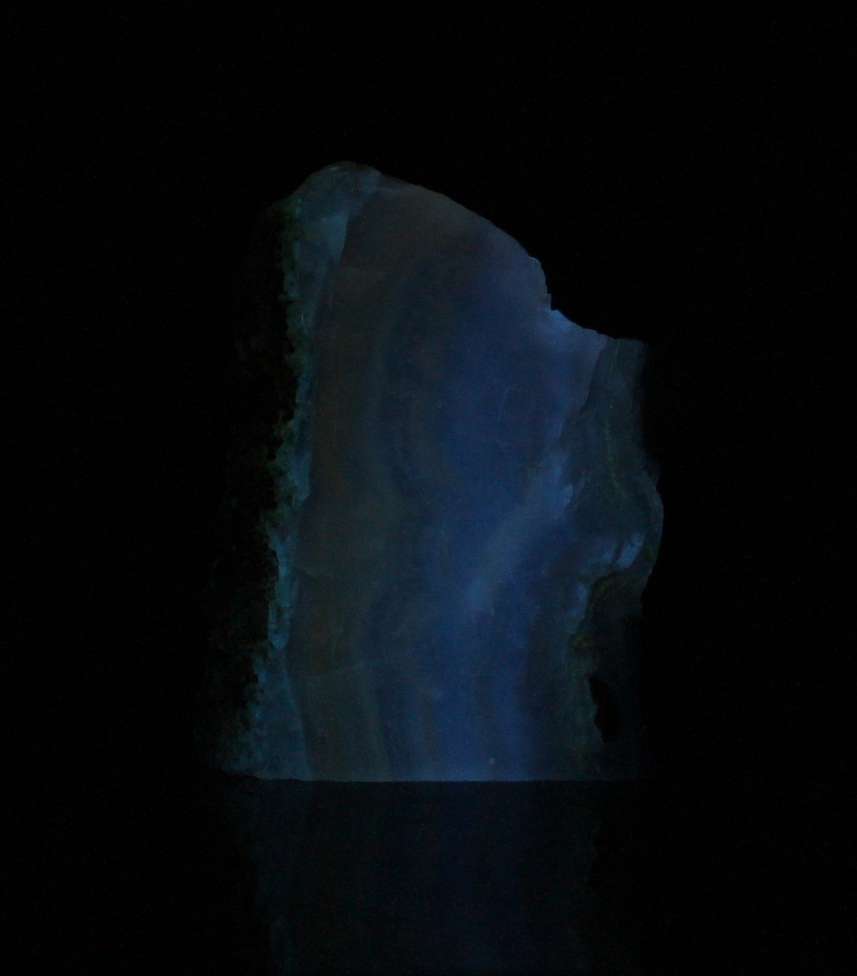 Afterglow after exposure to shortwave UV light. Side 2.