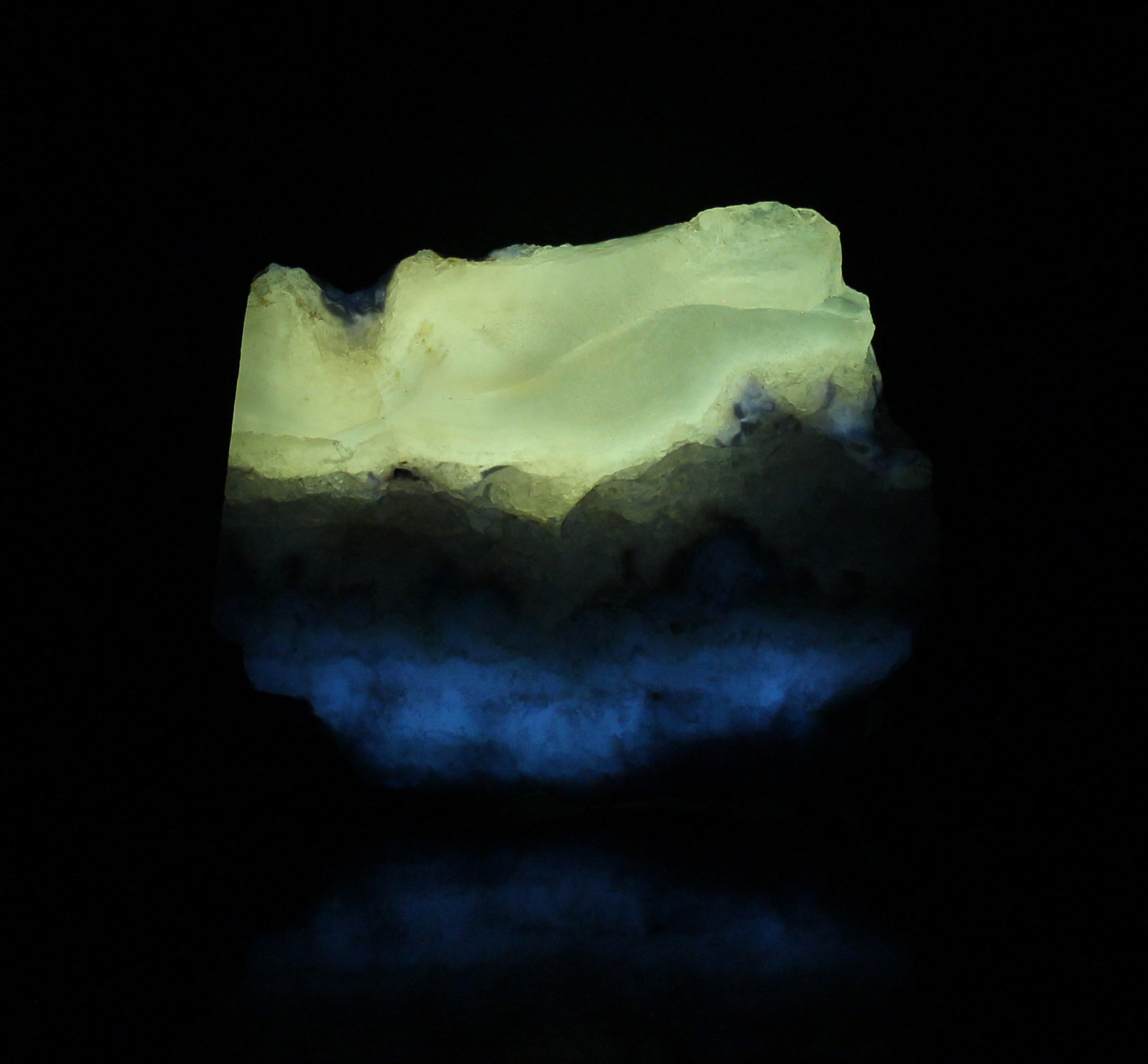 Afterglow after exposure to longwave UV light.