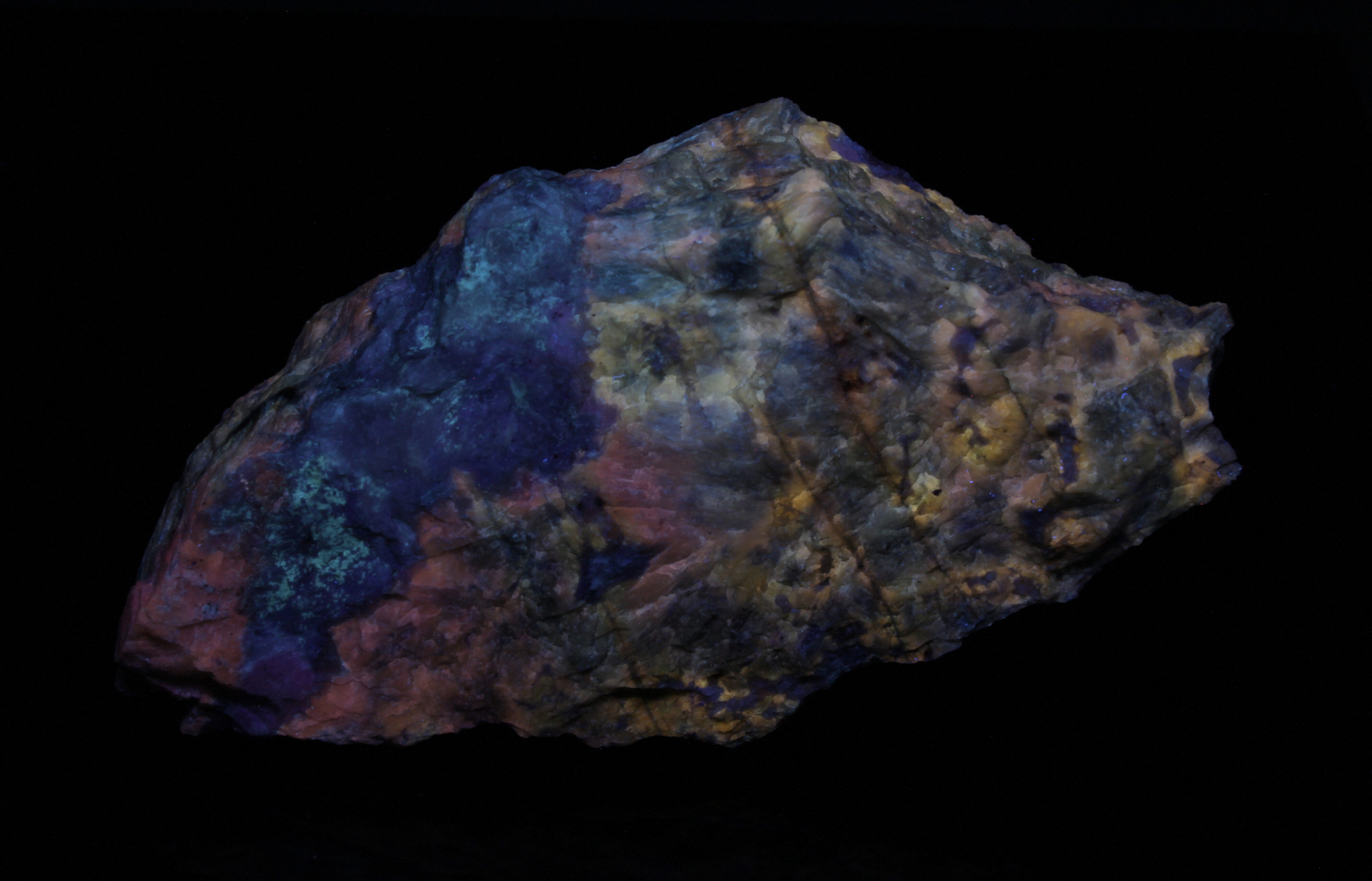 Fluorescence under shortwave UV light.