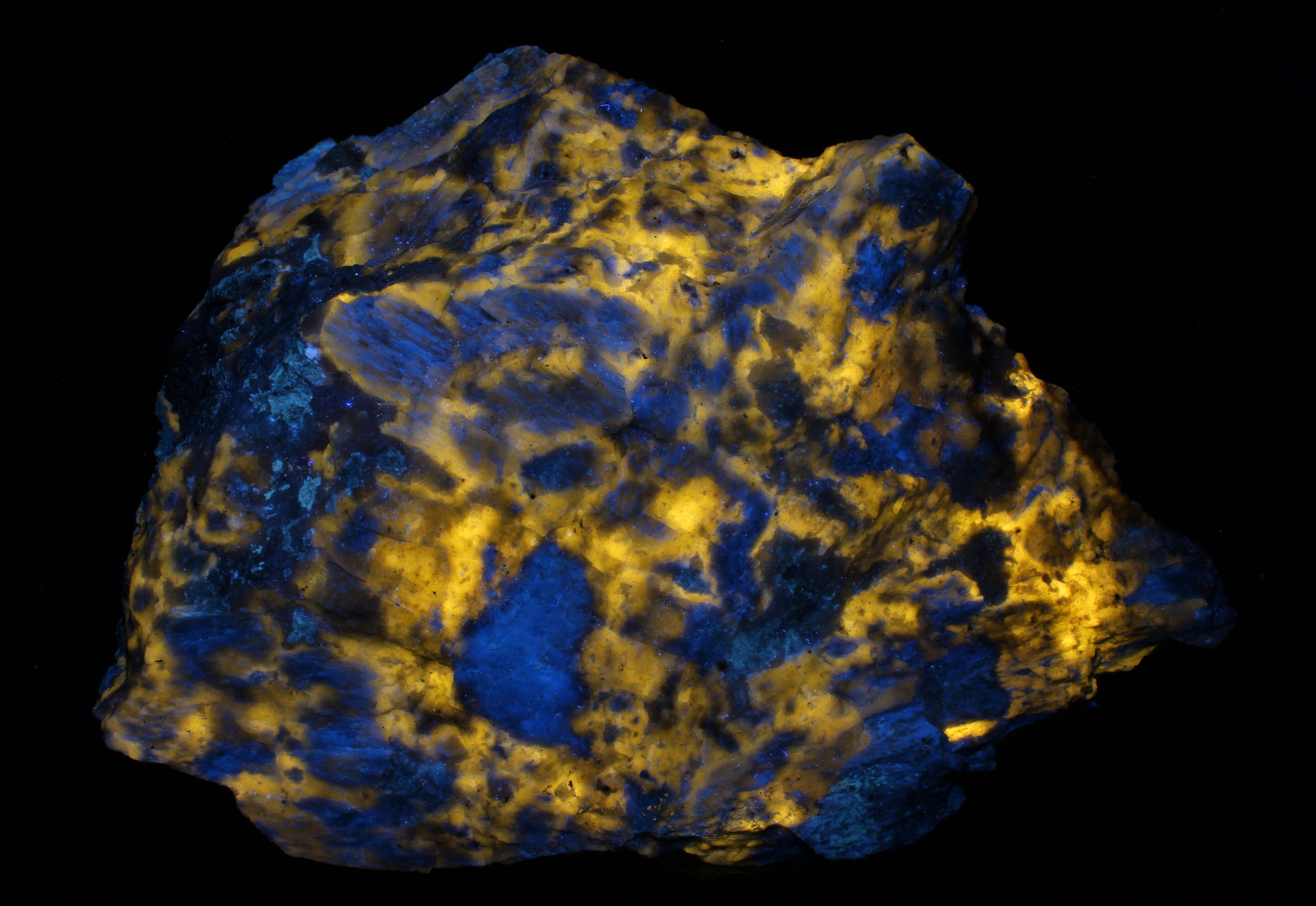 Fluorescence under longwave UV light.