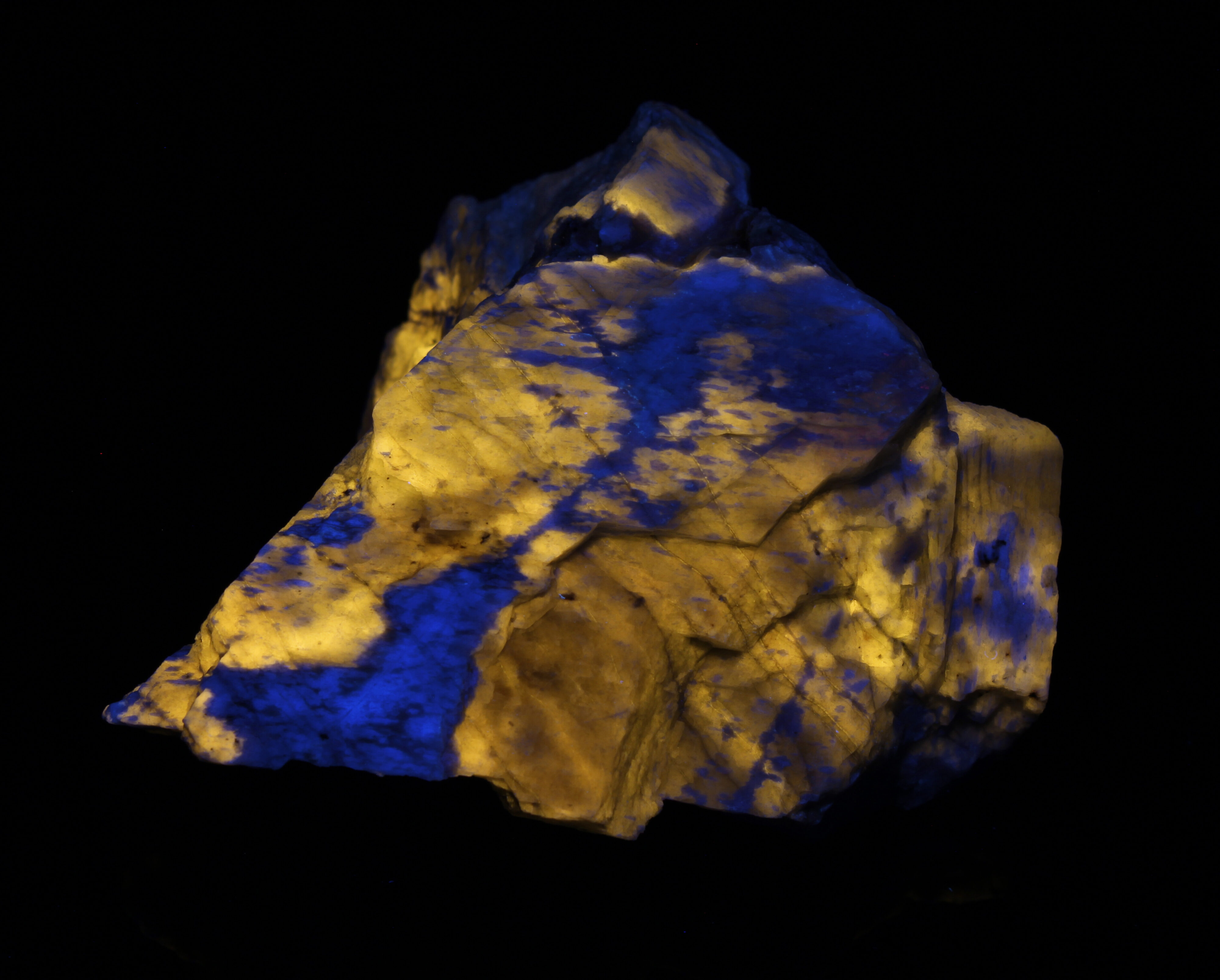 Fluorescence under longwave UV light.
