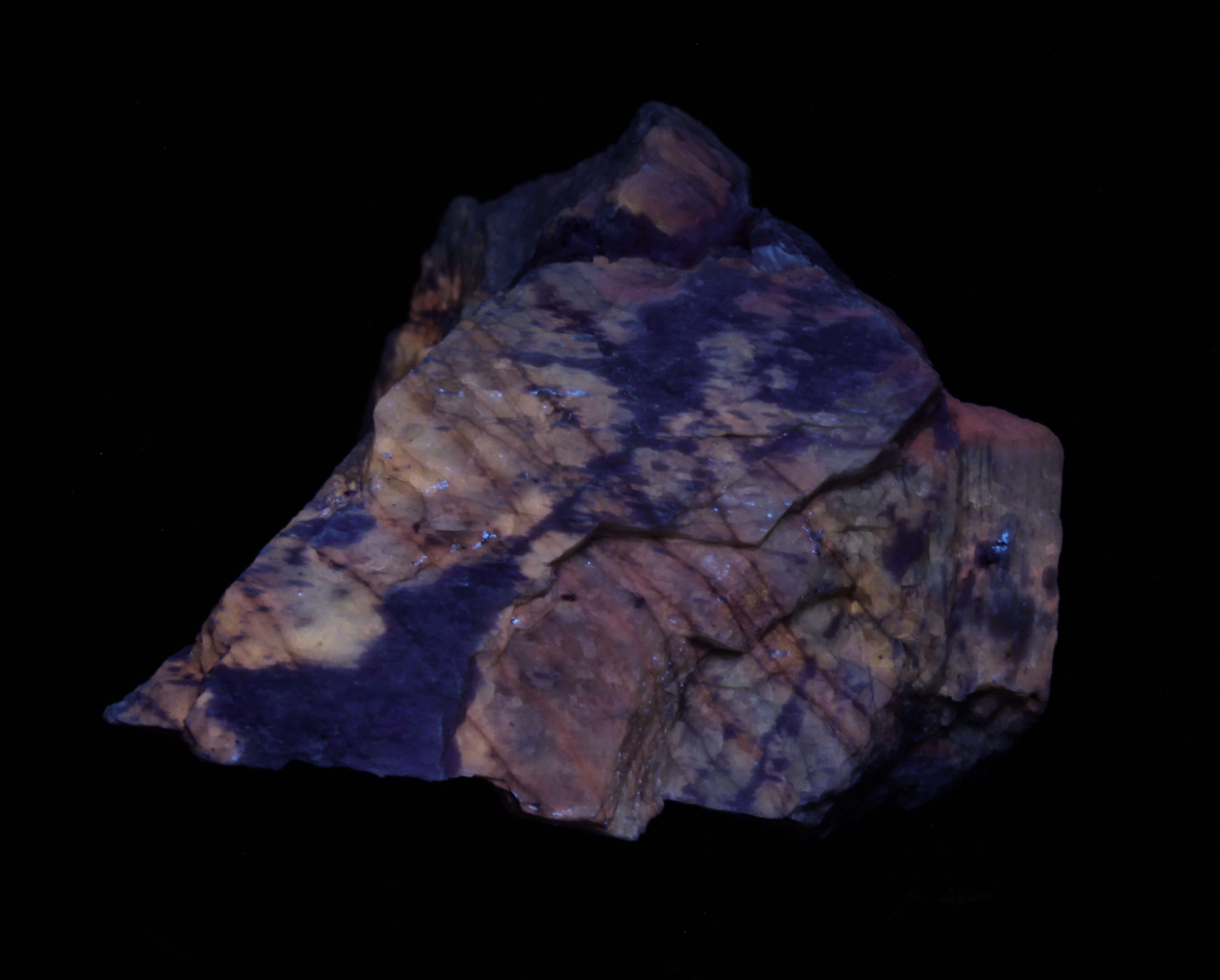 Fluorescence under shortwave UV light.
