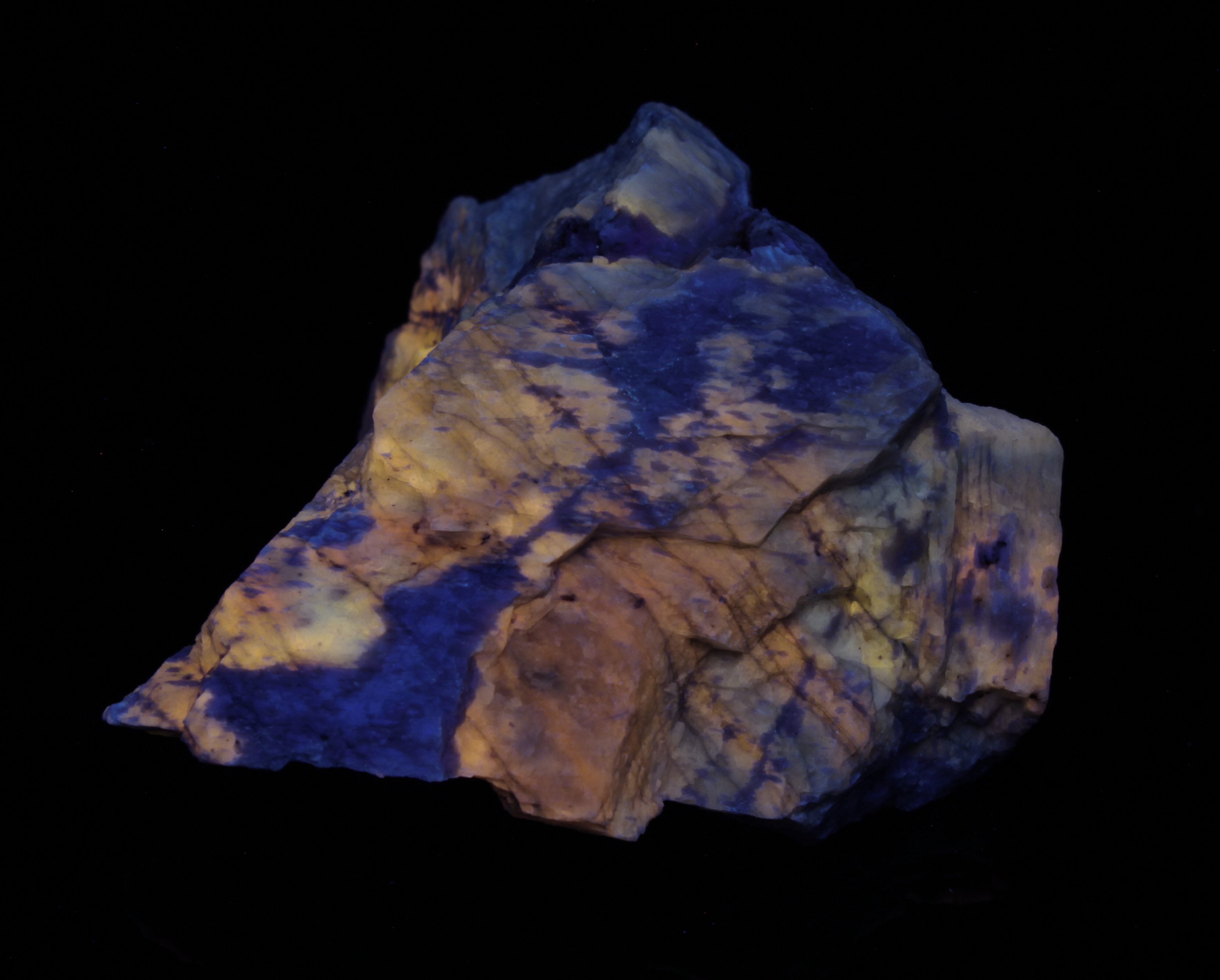 Fluorescence under midwave (302nm tube) UV light.