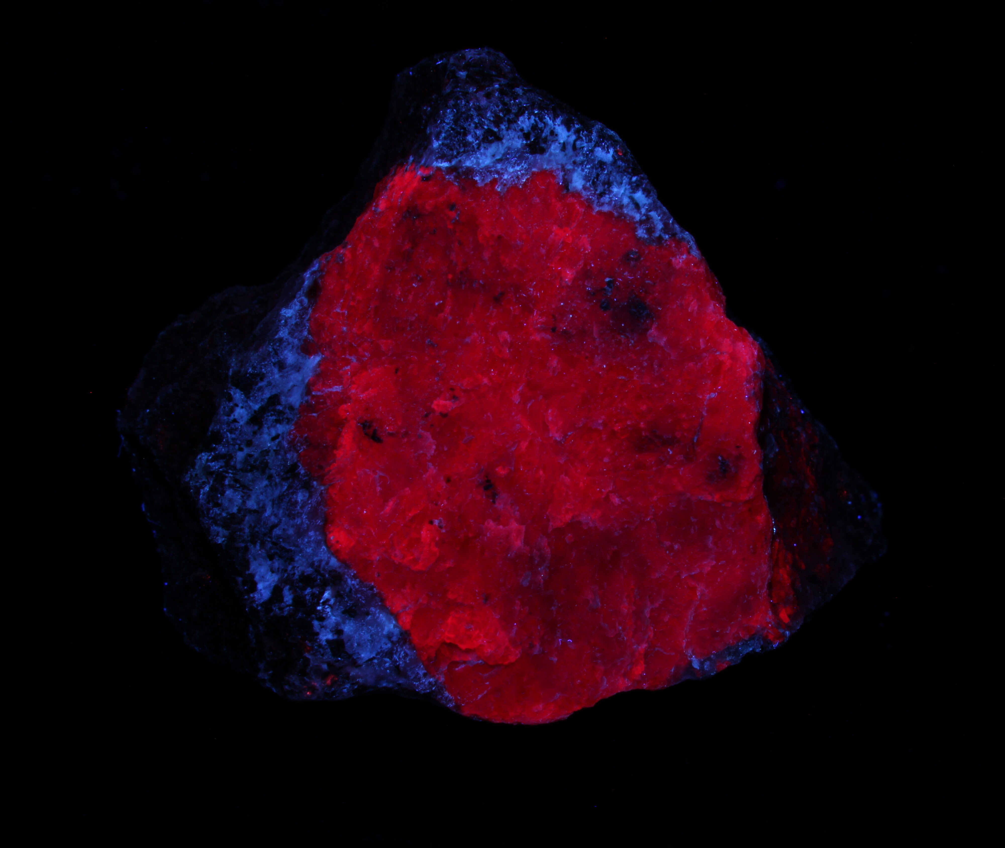 Fluorescence under longwave UV light.