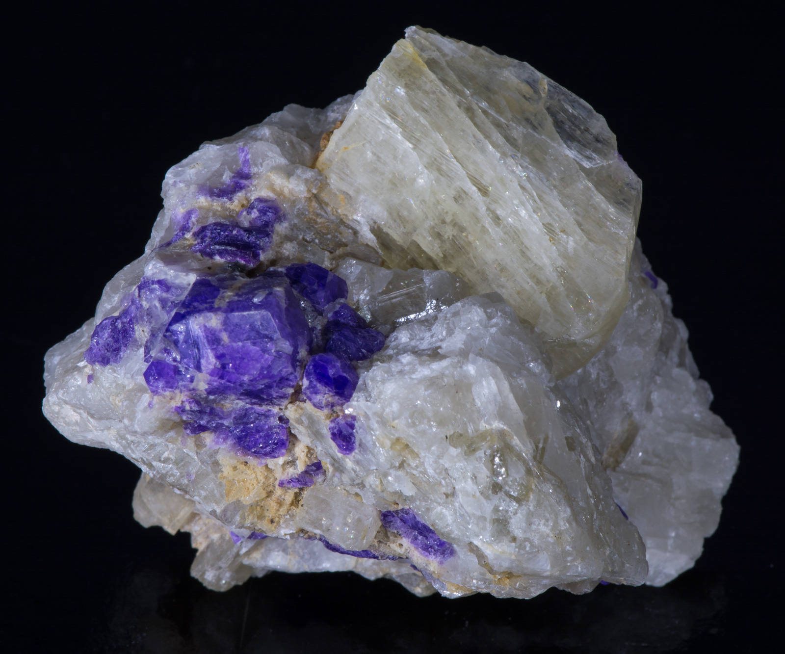 Tenebrescence after exposure to shortwave UV light.