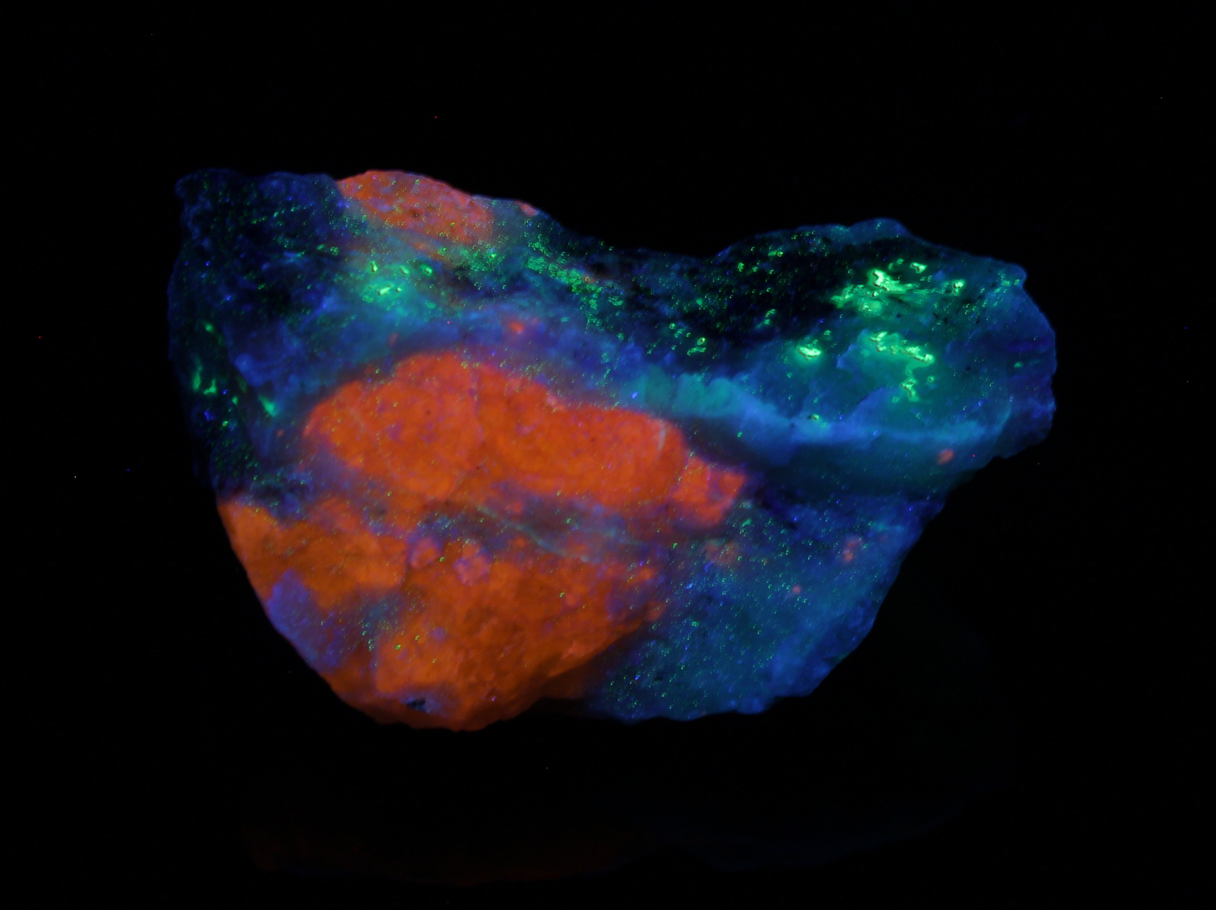 Fluorescence under shortwave UV light.