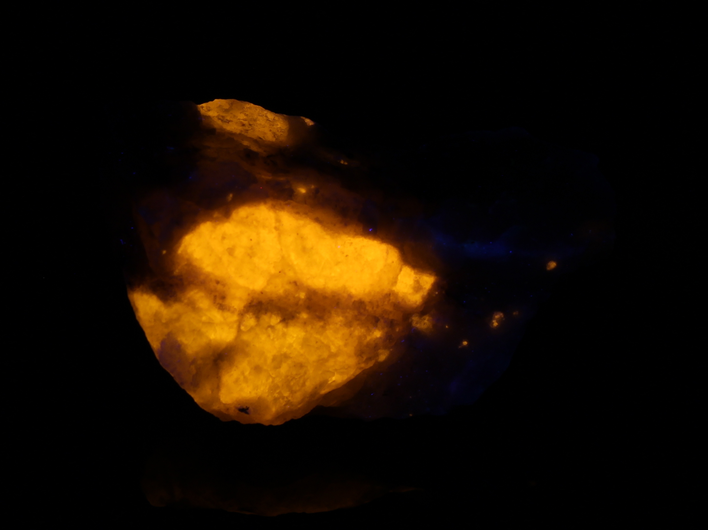Fluorescence under longwave UV light.