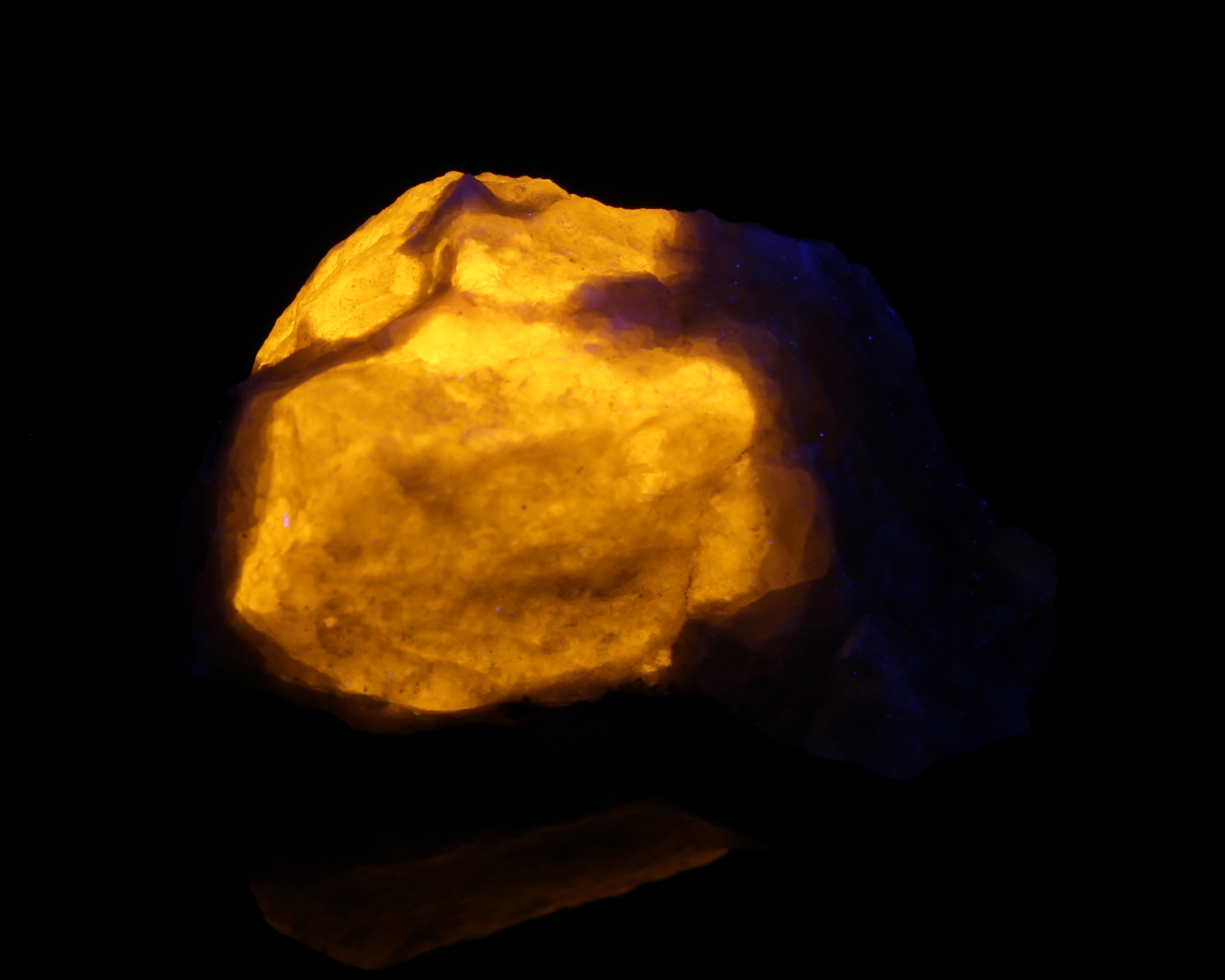 Fluorescence under longwave UV light. Side 2.
