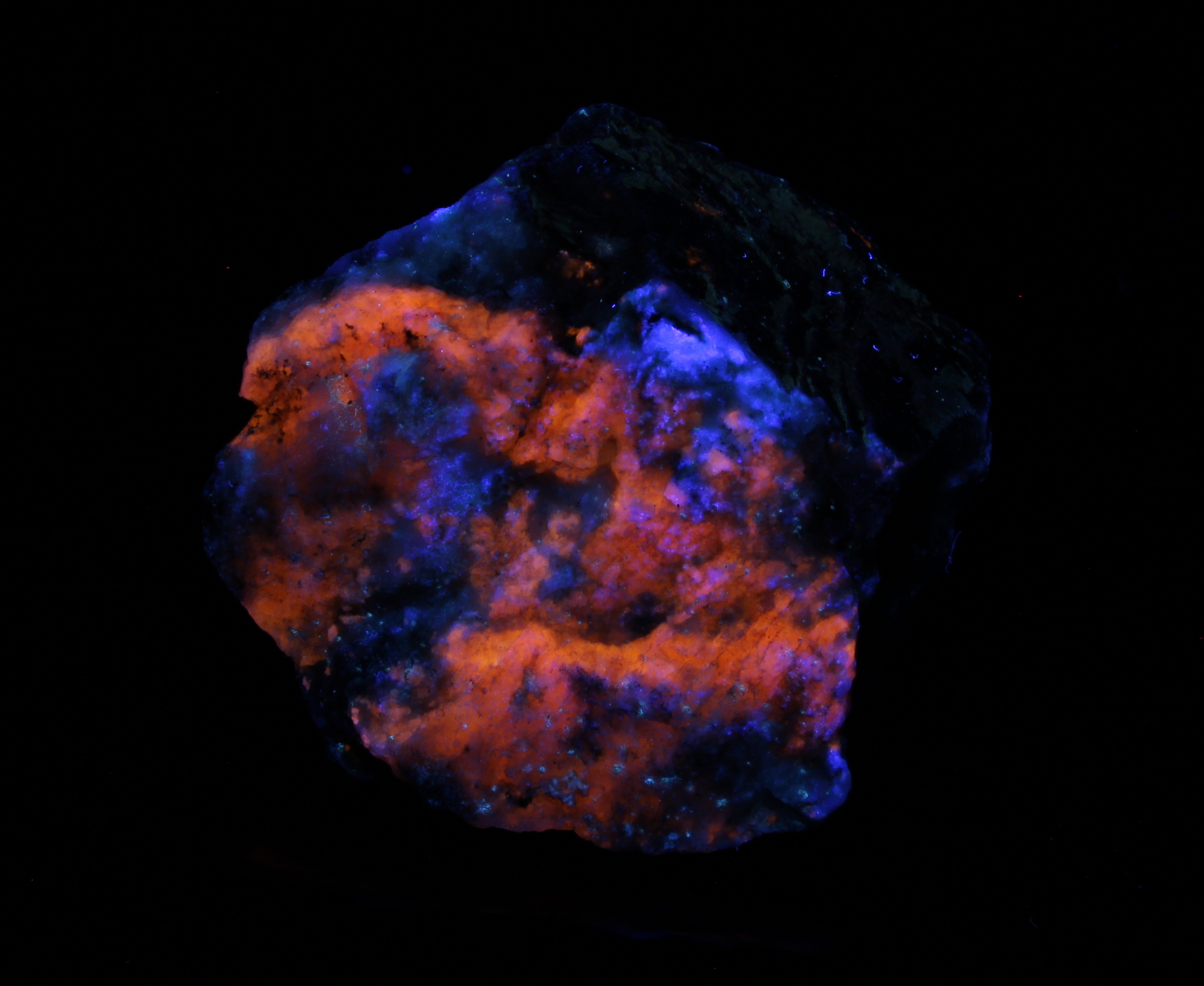 Fluorescence under longwave UV light.