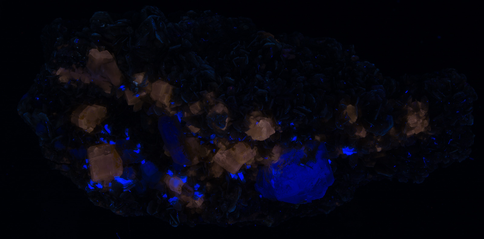 Fluorescence under longwave UV light.