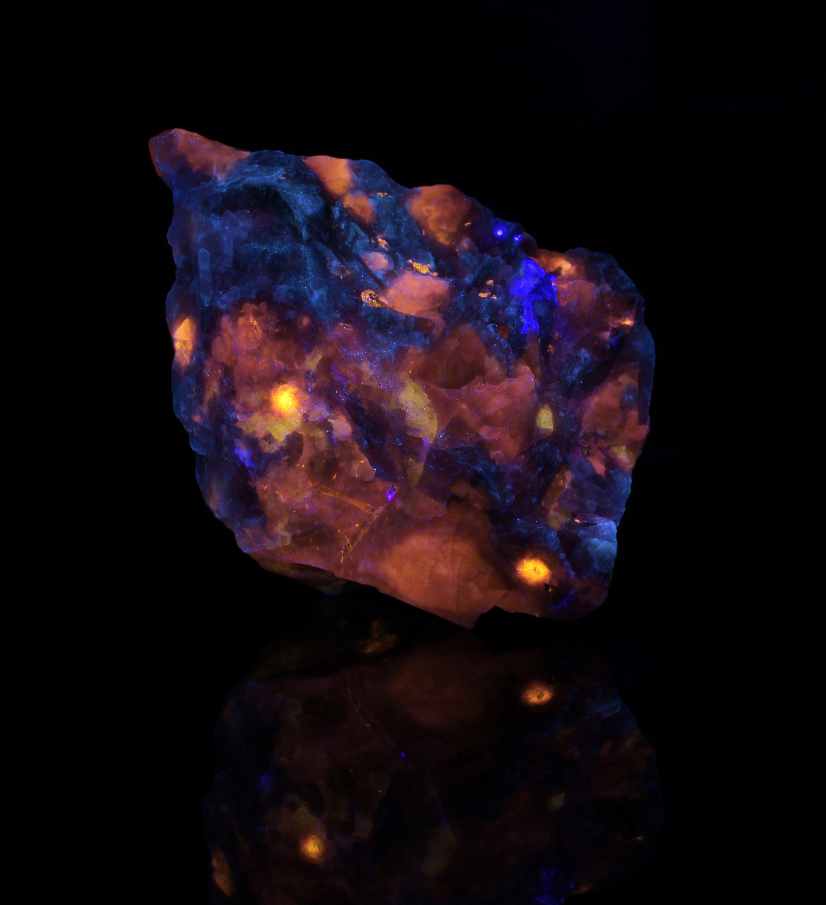 Fluorescence under longwave UV light.