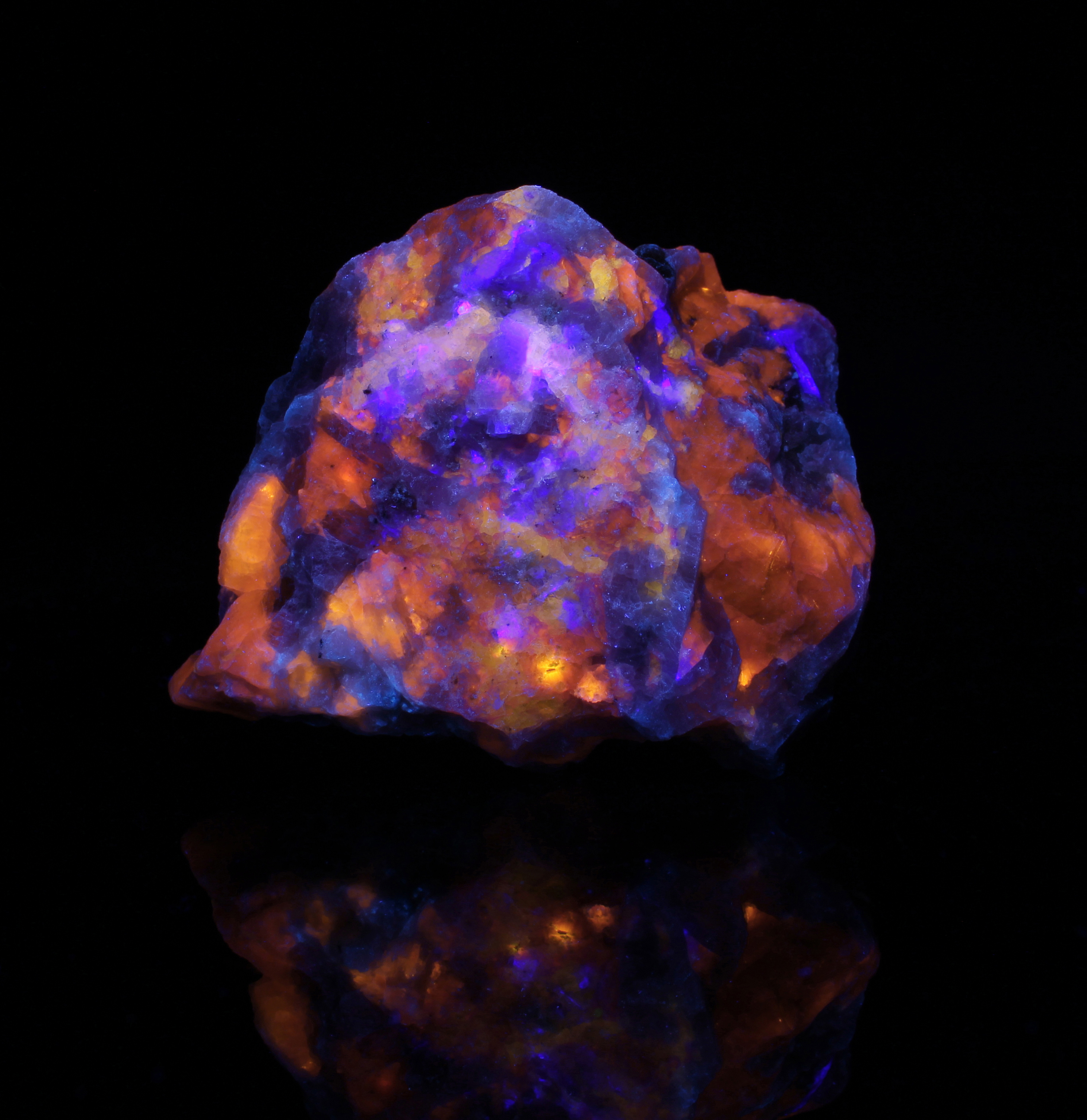 Fluorescence under longwave UV light. Side 2.