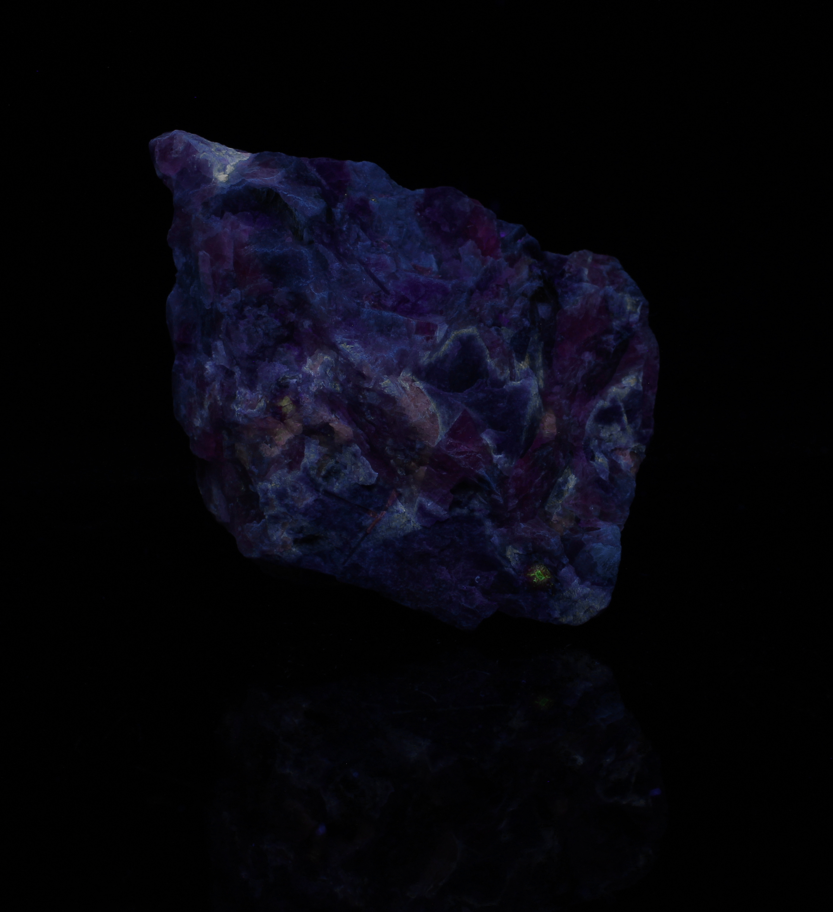 Fluorescence under shortwave (254 nm tube) UV light.