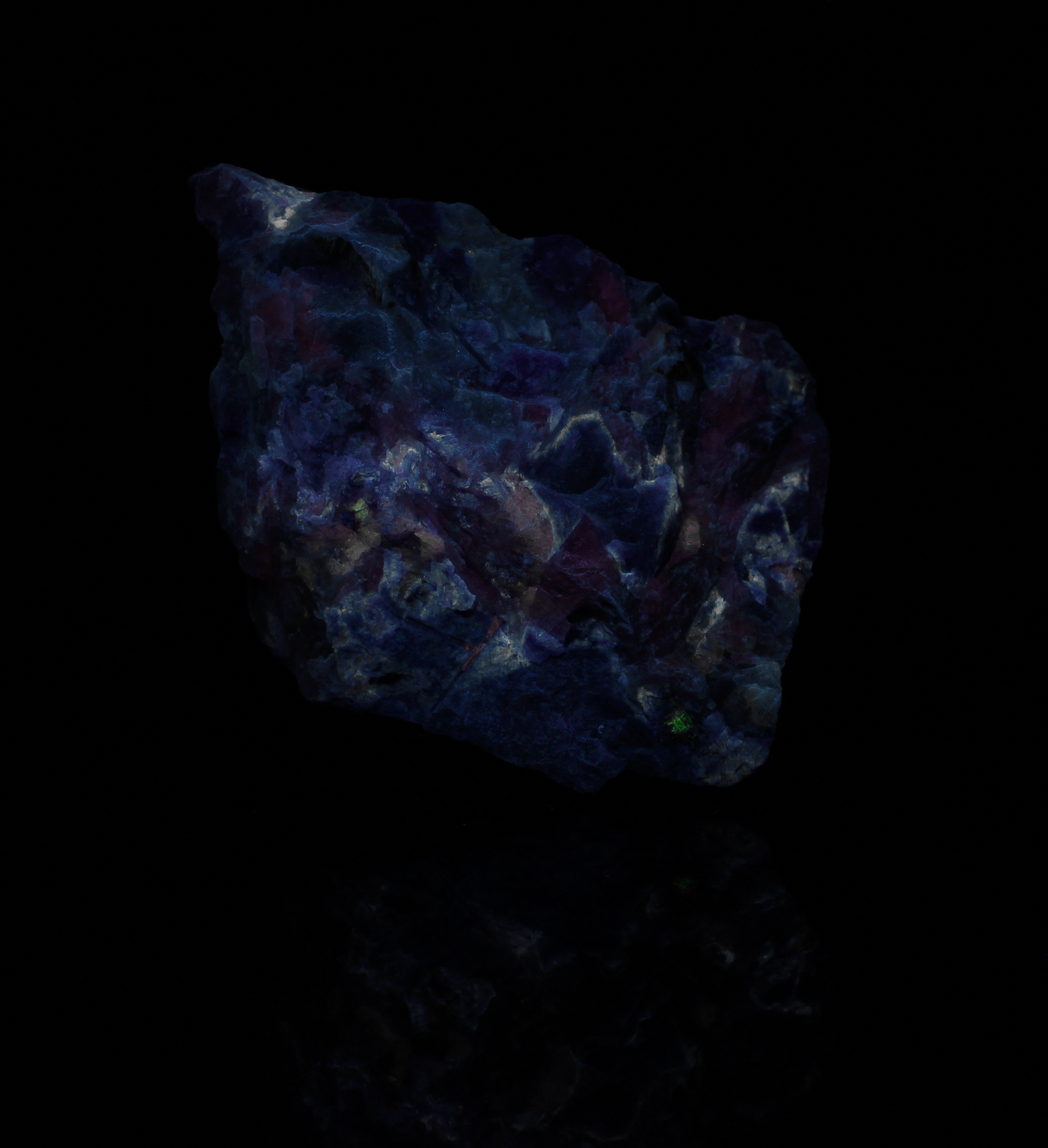 Fluorescence under shortwave (255 nm LED) UV light.