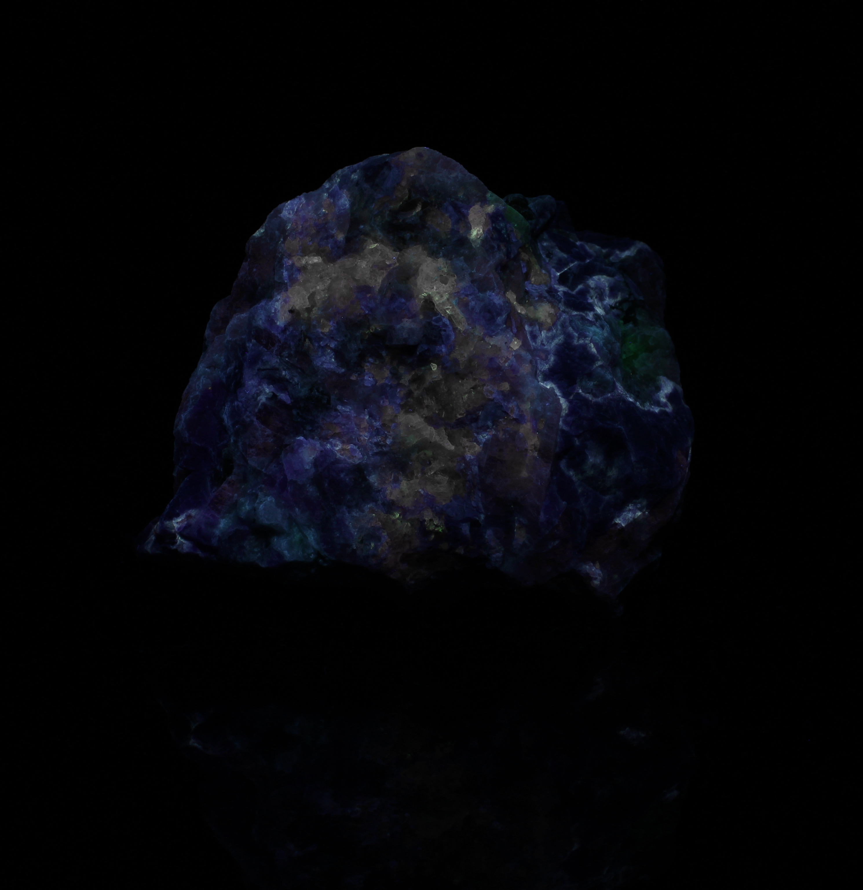 Fluorescence under shortwave (255 nm LED) UV light. Side 2.