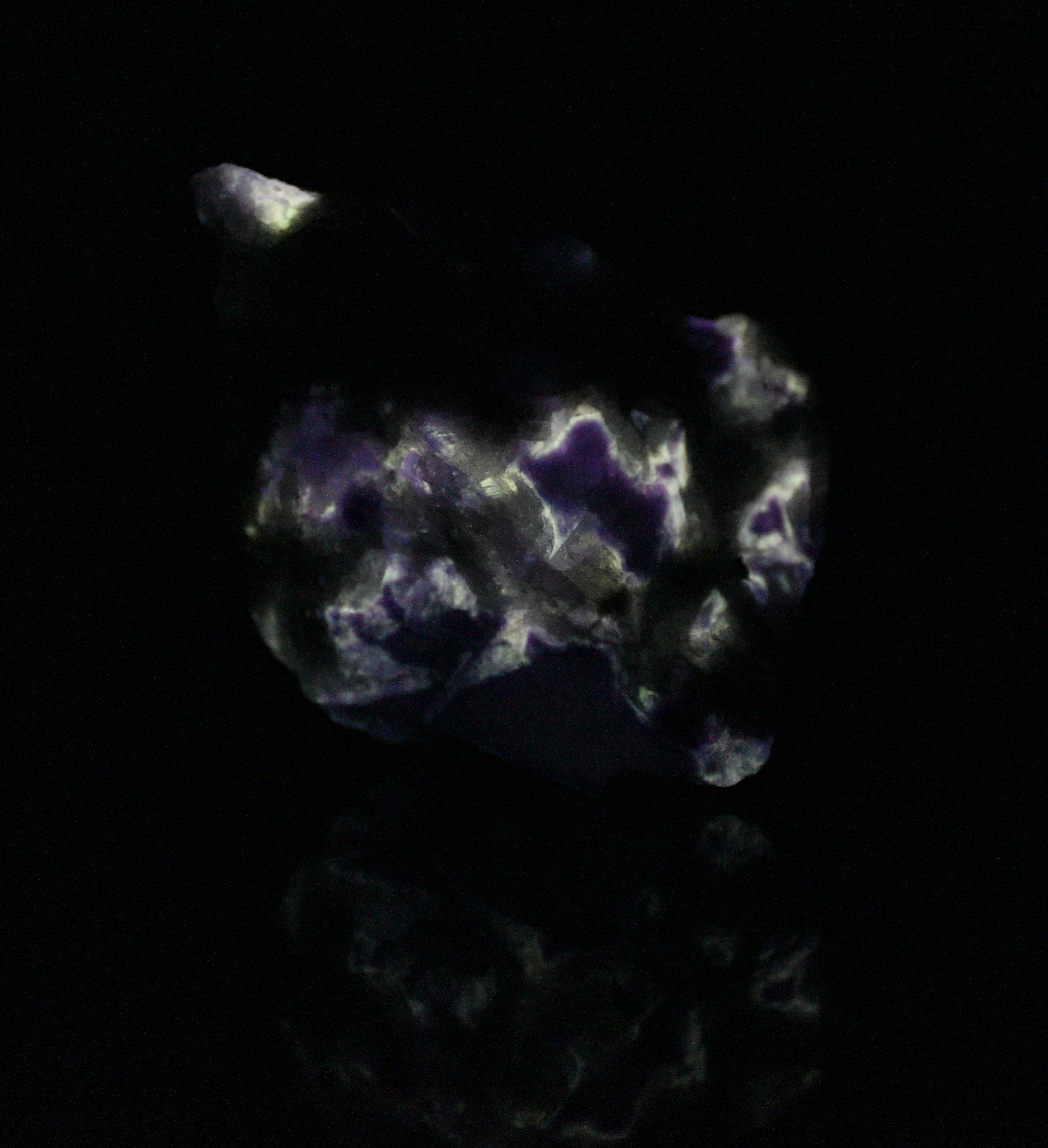 Afterglow after exposure to longwave UV light.