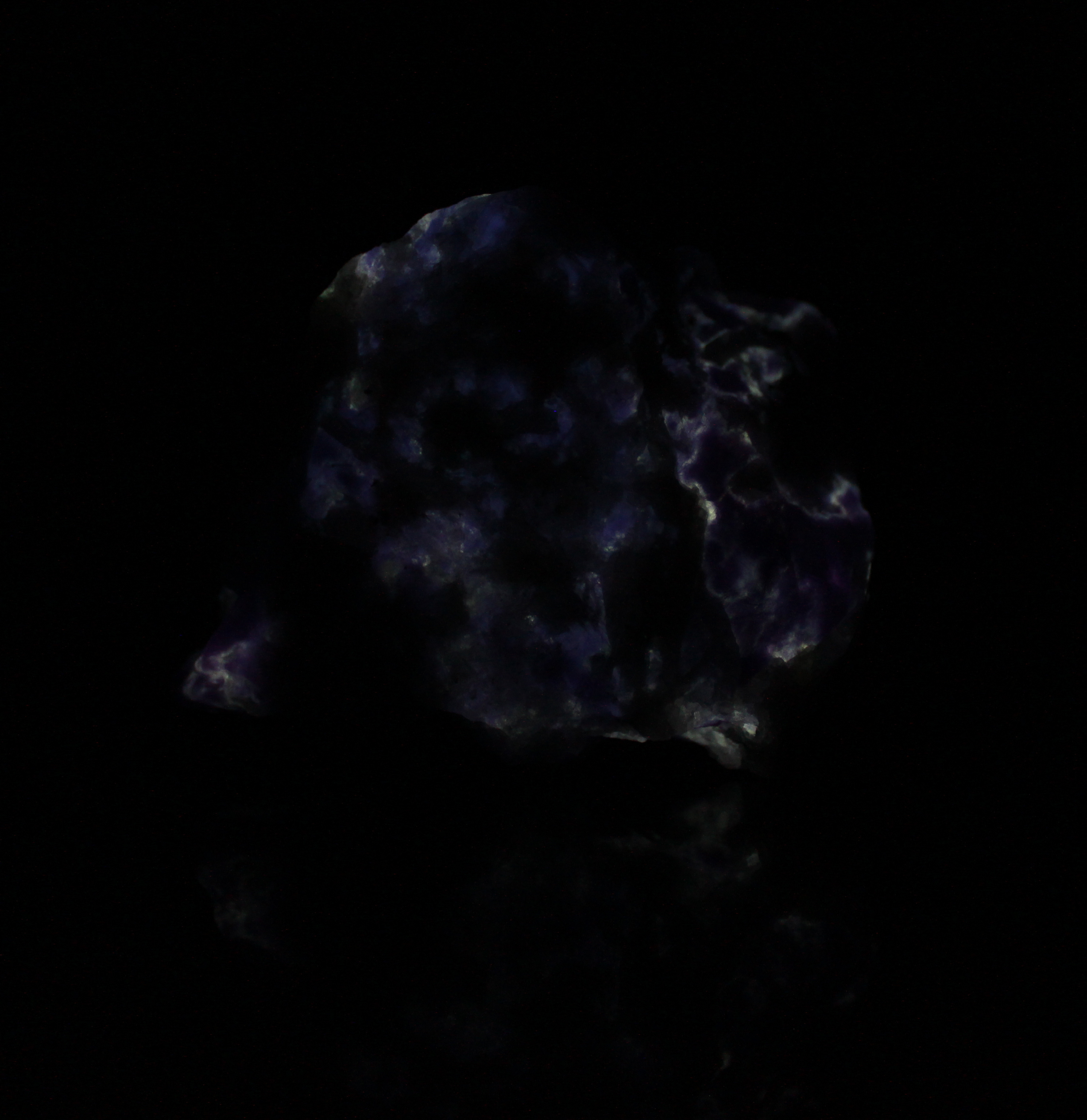 Afterglow after exposure to longwave UV light. Side 2.