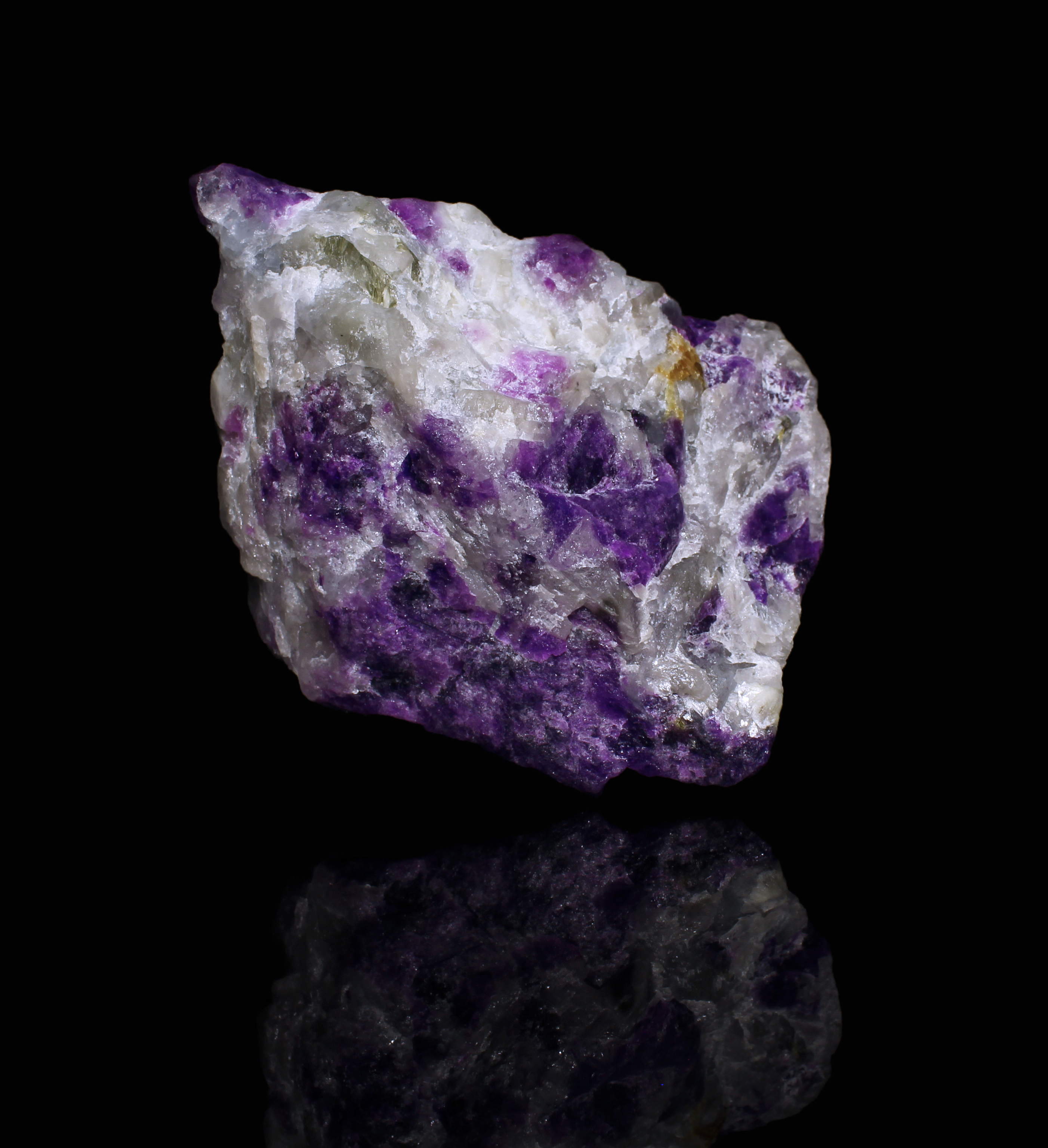 Tenebrescence after exposure to longwave UV light.