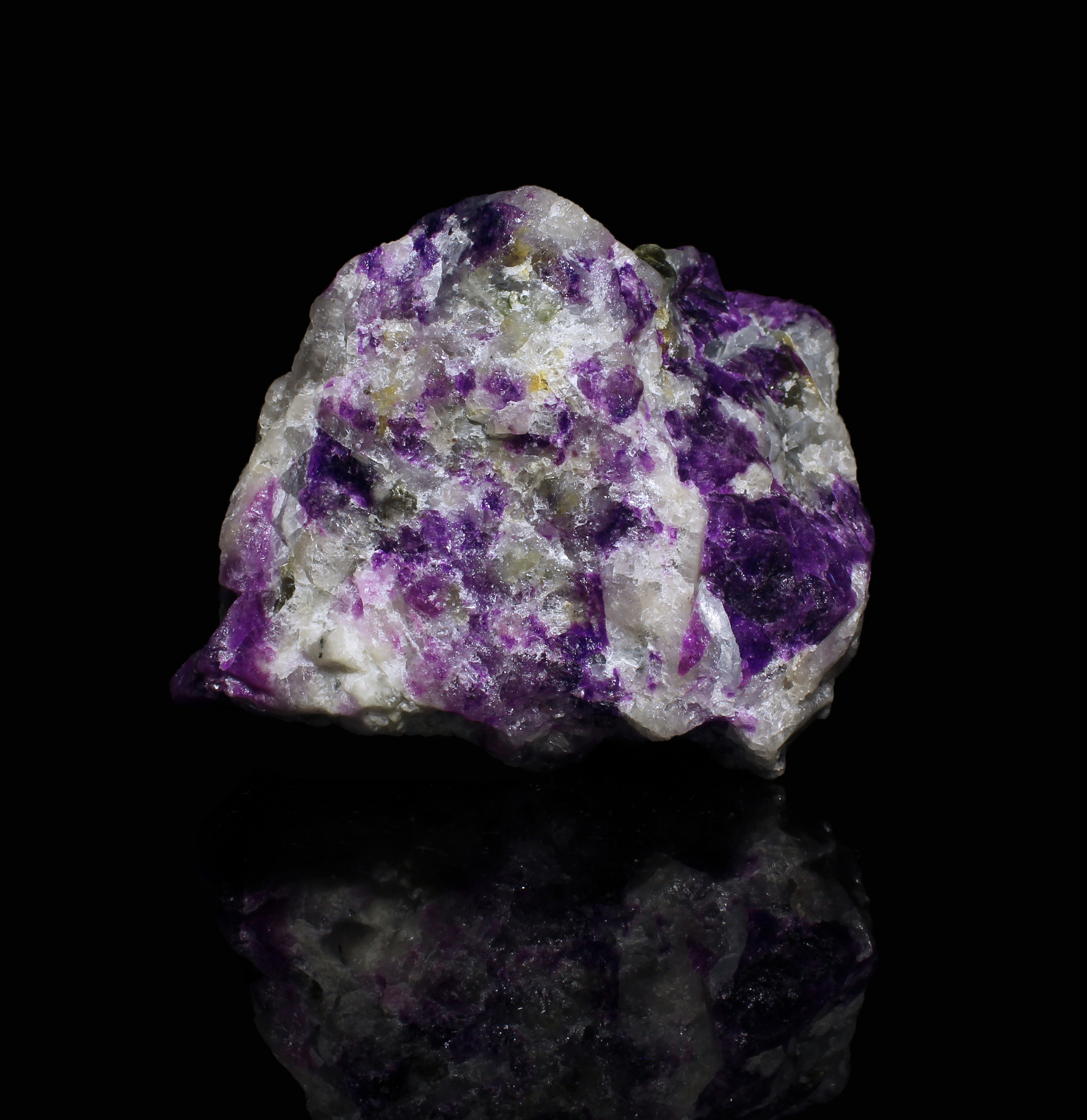 Tenebrescence after exposure to longwave UV light. Side 2.