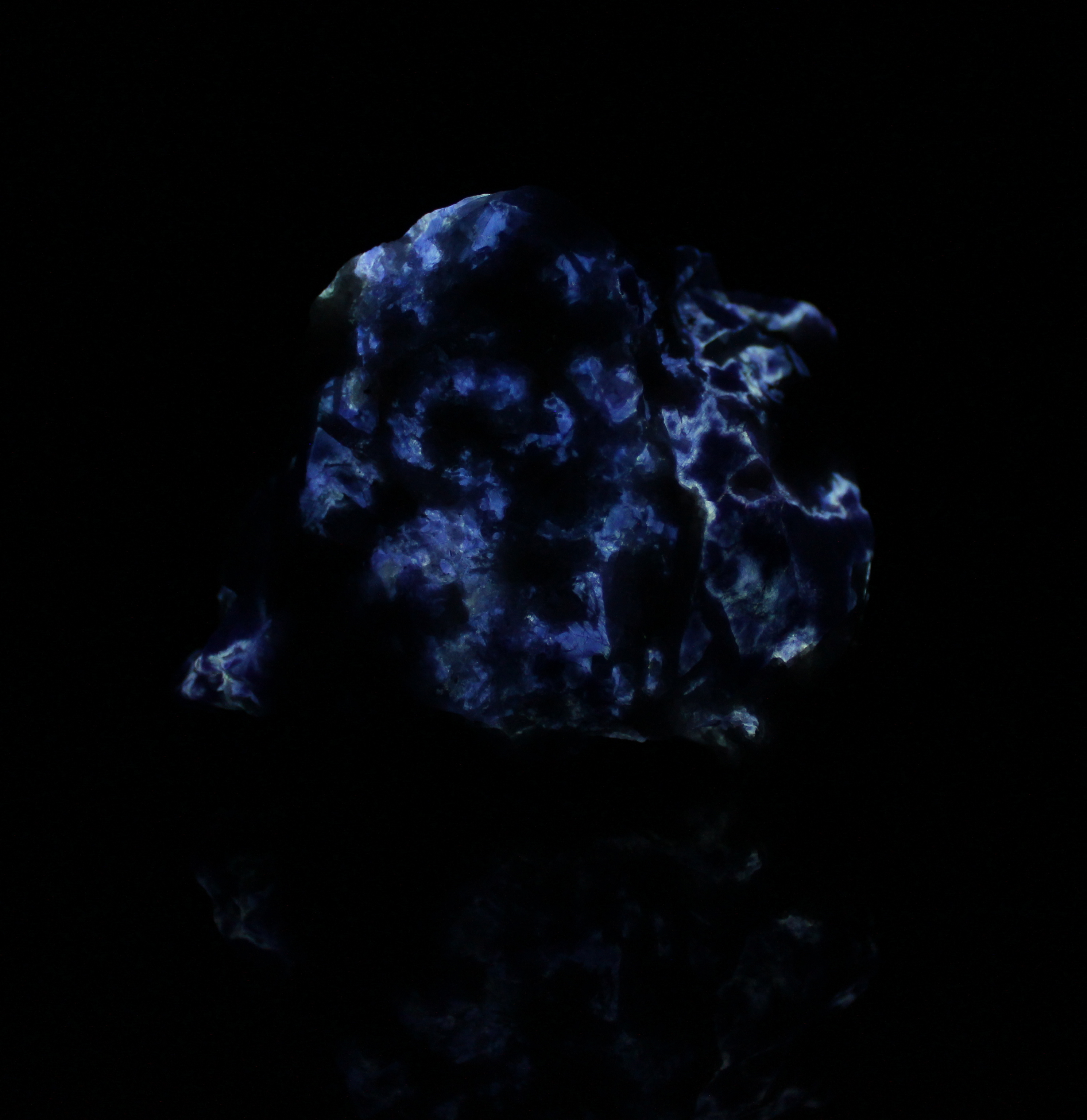Afterglow after exposure to shortwave UV light. Side 2.