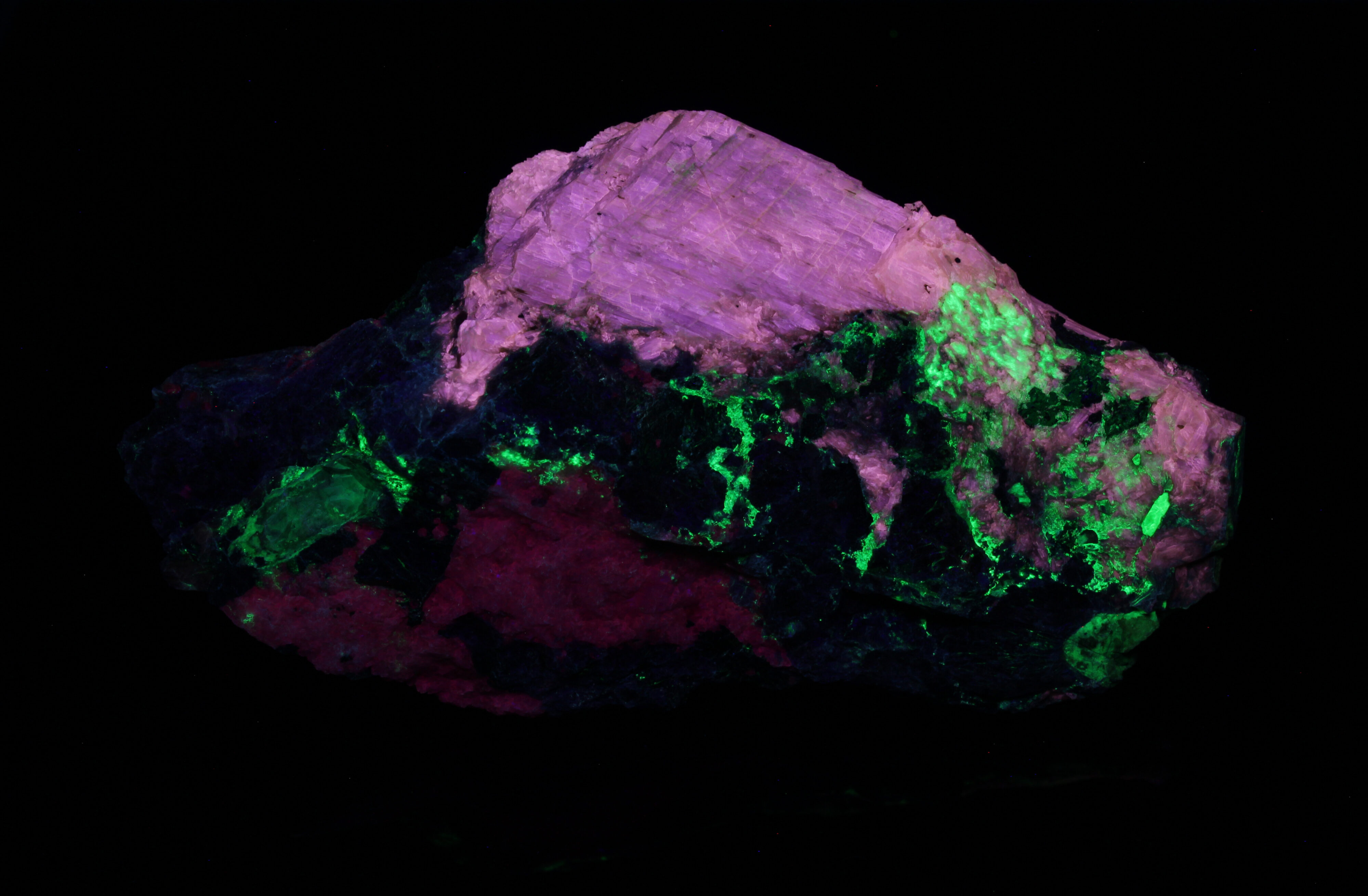 Fluorescence under shortwave UV light.