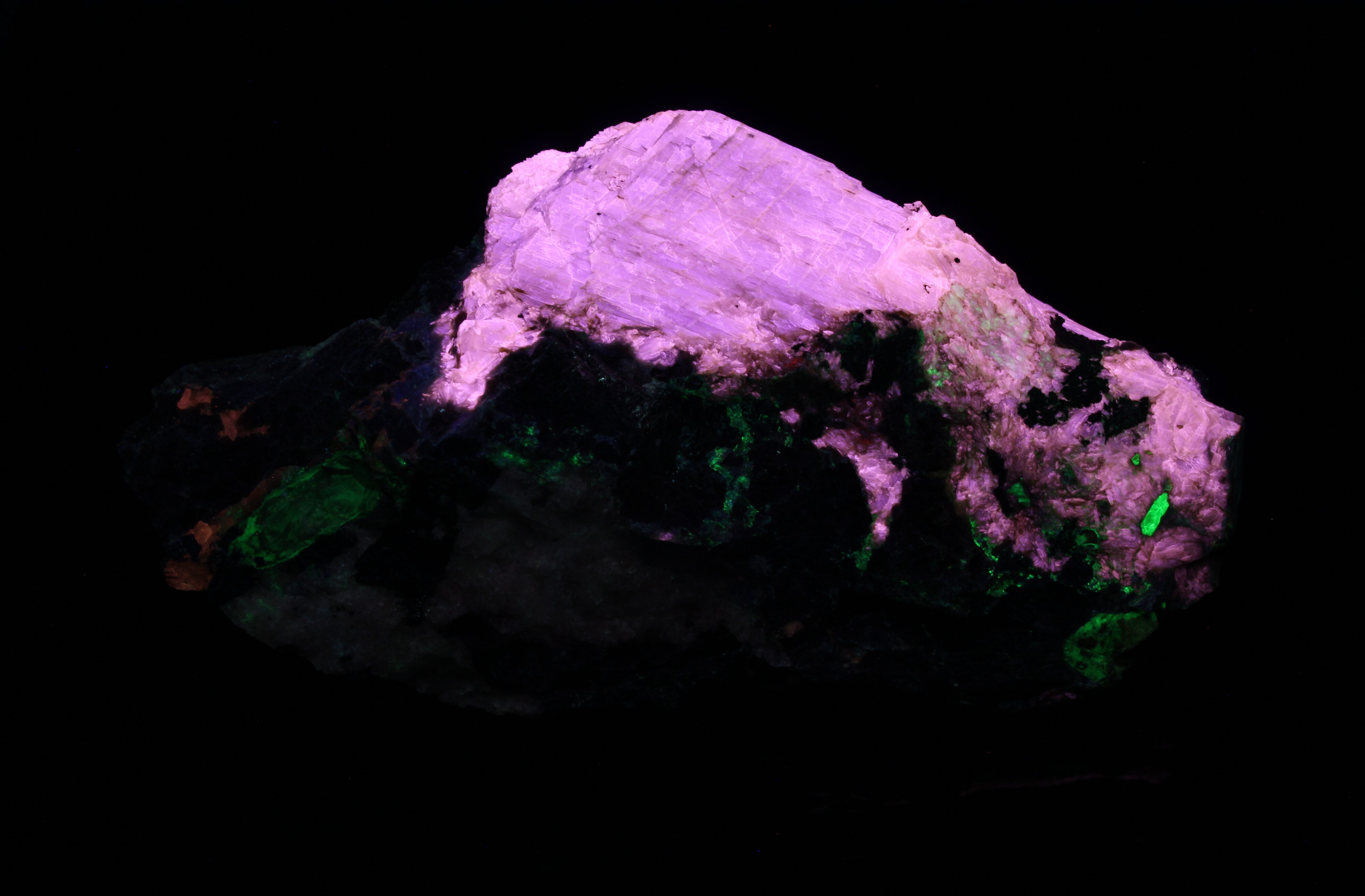 Fluorescence under midwave UV light.