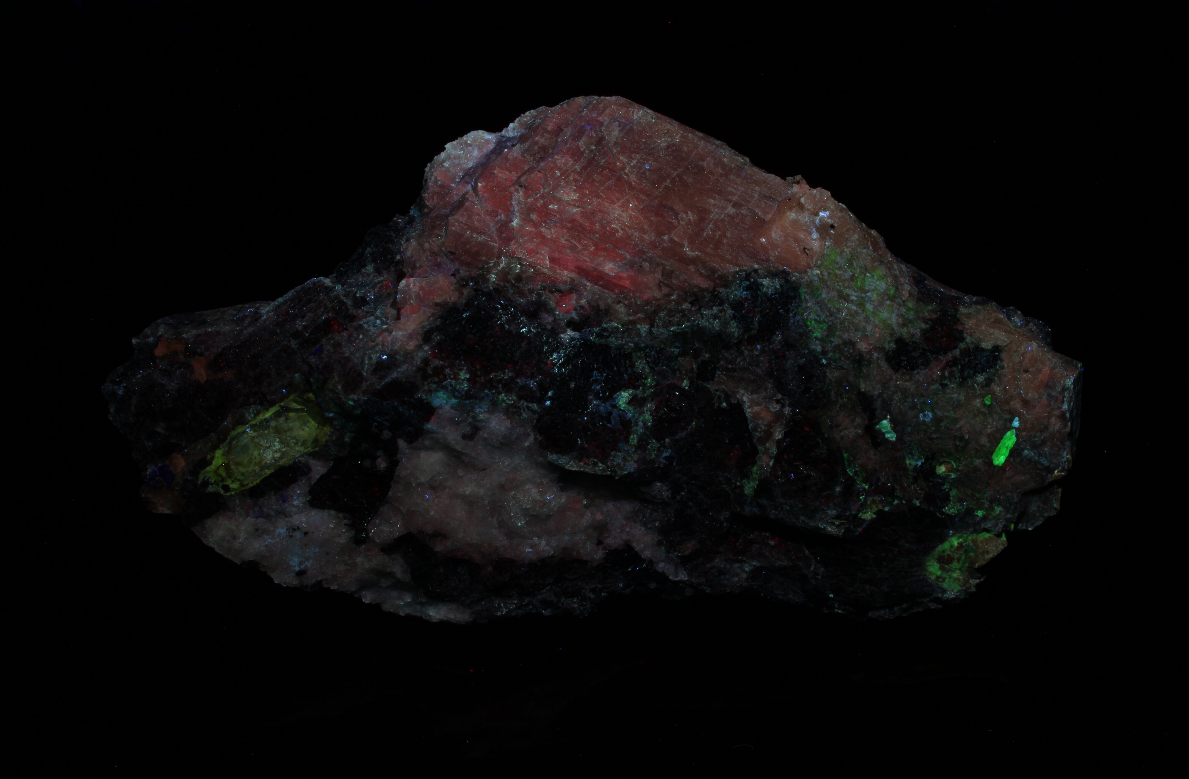 Fluorescence under longwave UV light.