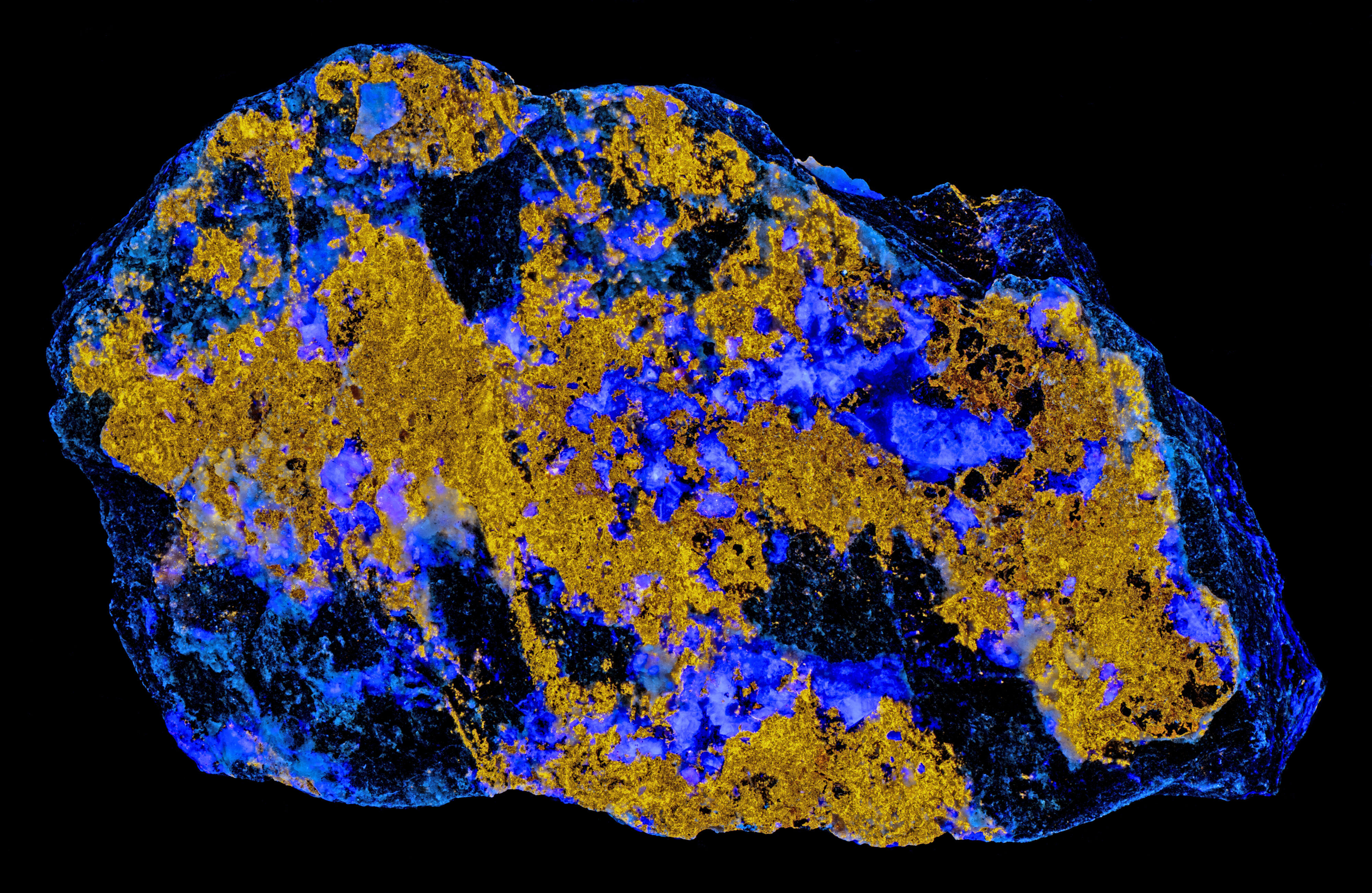 Fluorescence under longwave UV light.