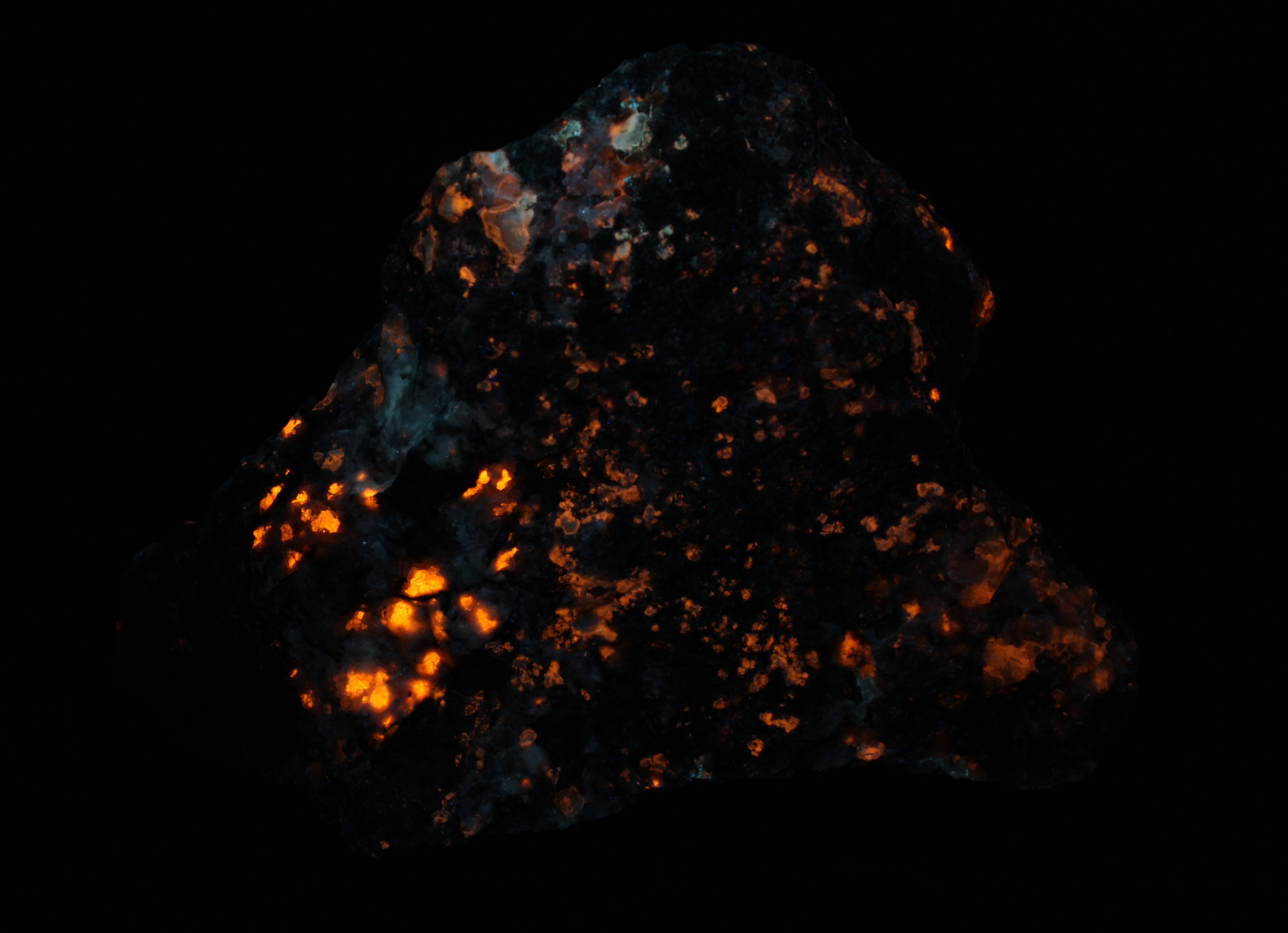Fluorescence under longwave UV light.