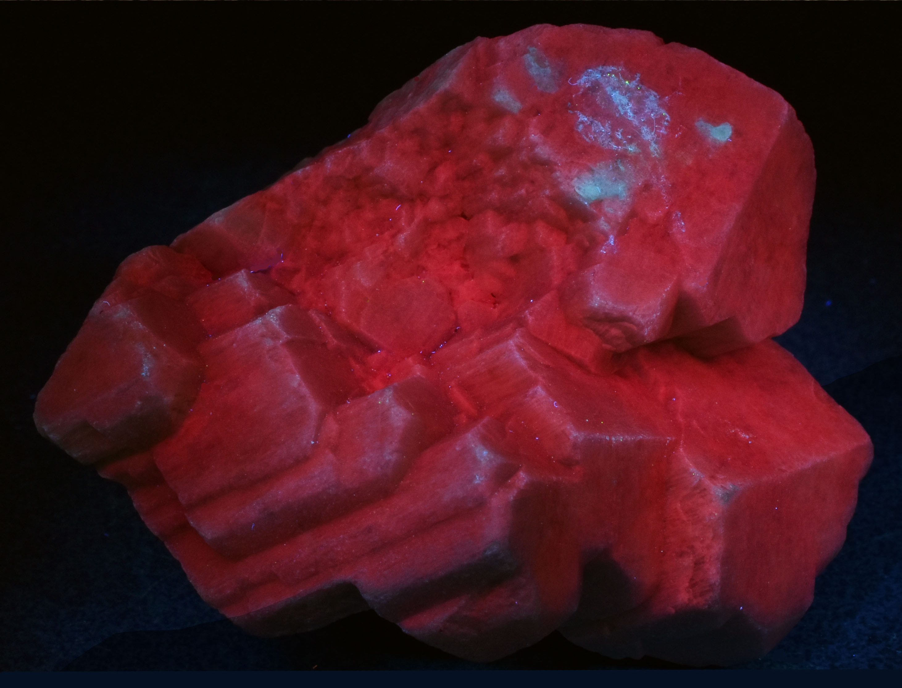 Fluorescence under shortwave UV light.