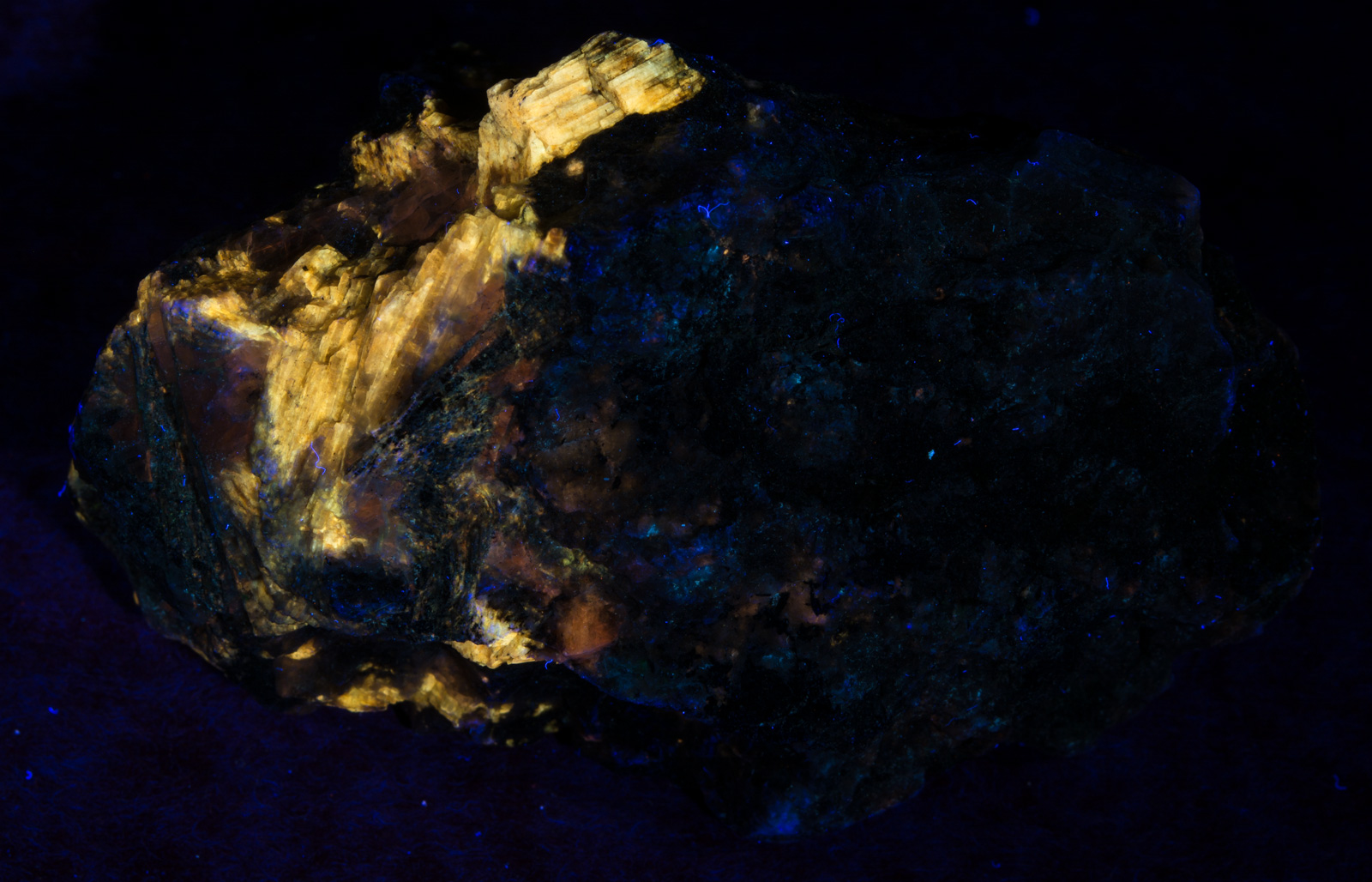 Fluorescence under longwave UV light.