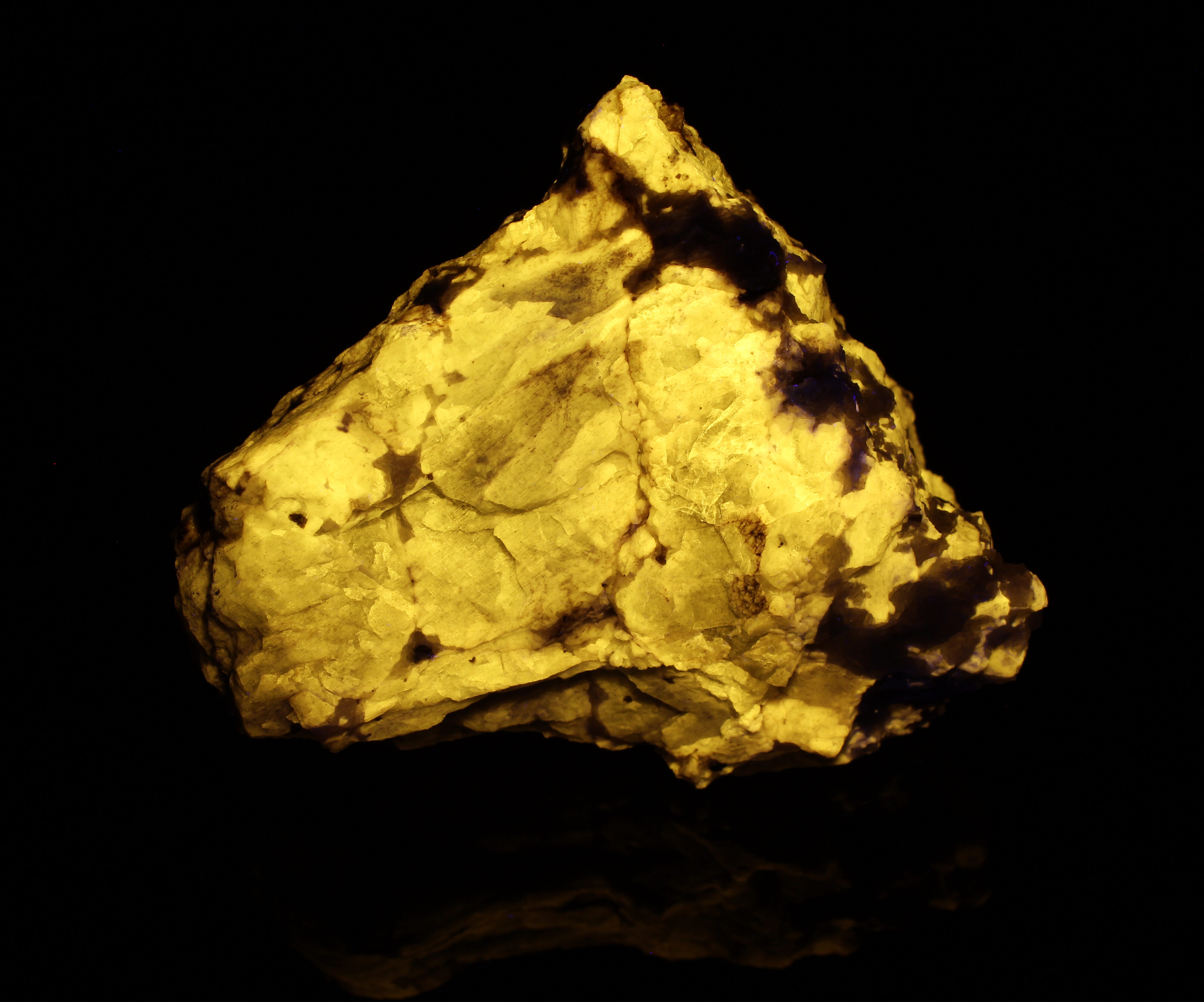 Fluorescence under longwave UV light.