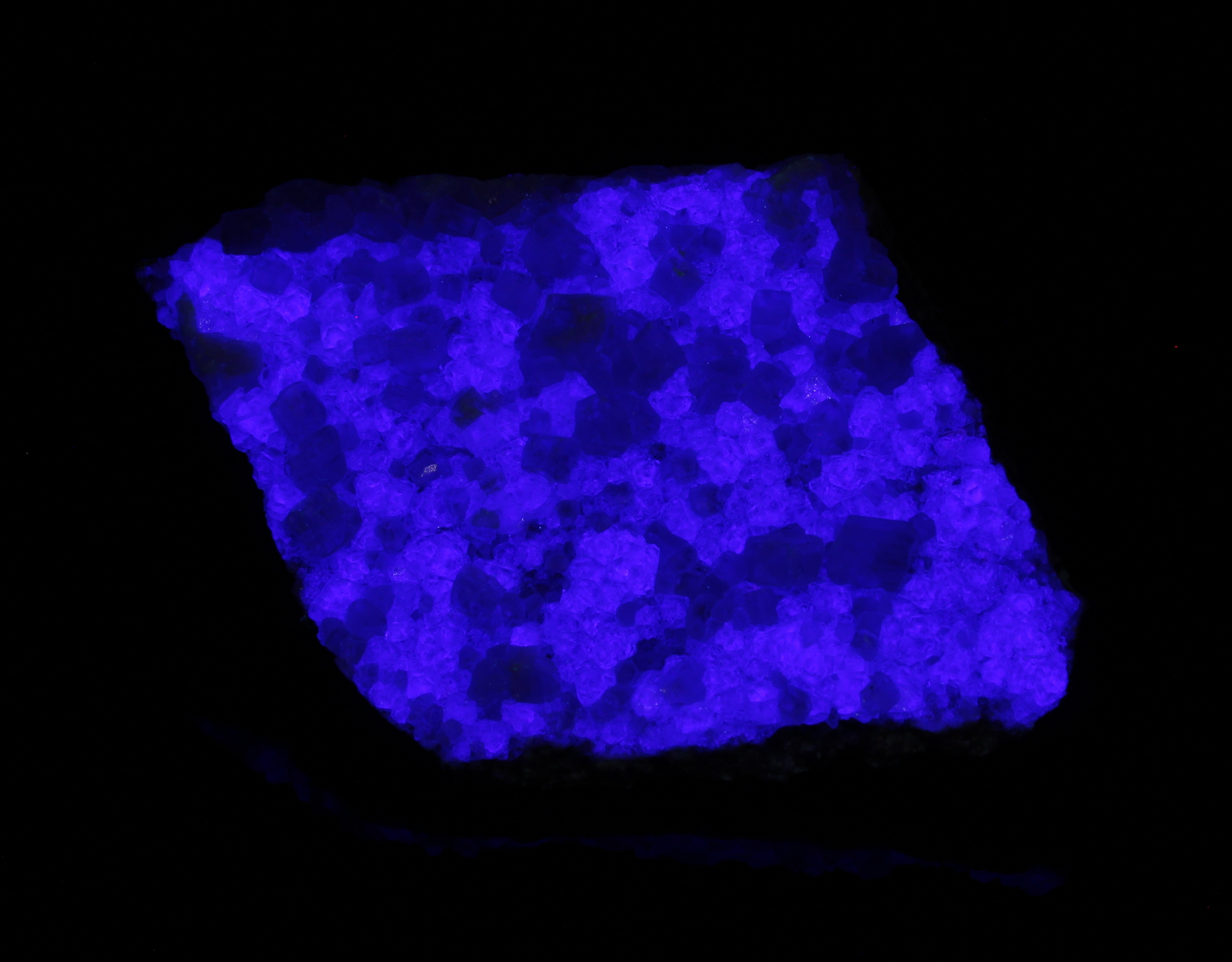 Fluorescence under longwave UV light.