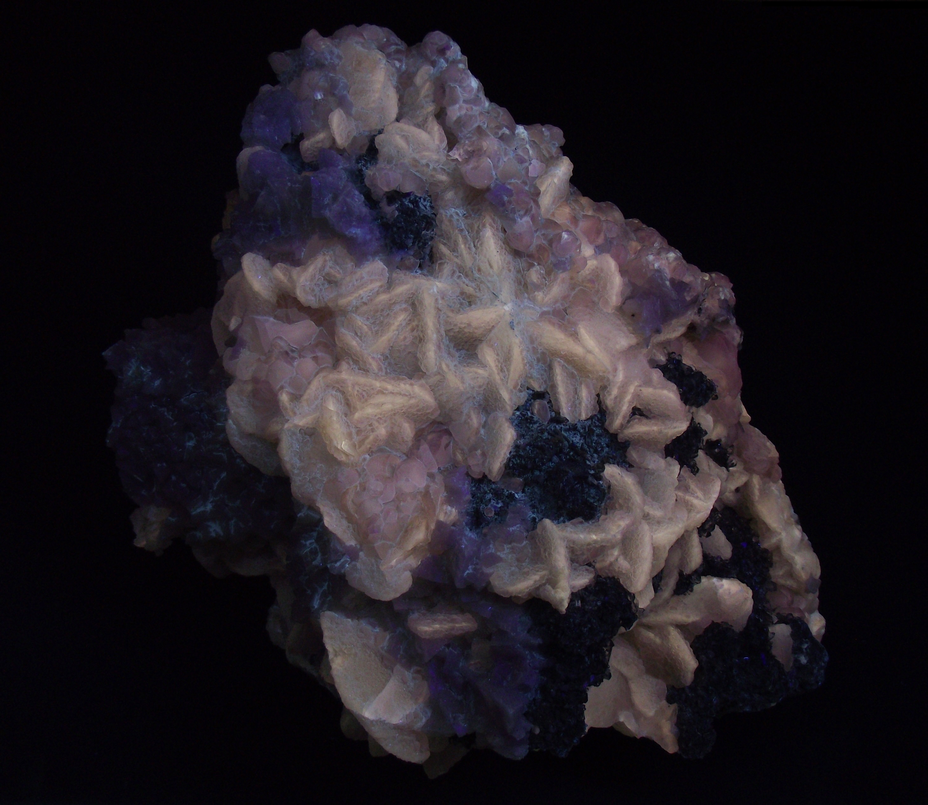 Fluorescence under shortwave UV light.