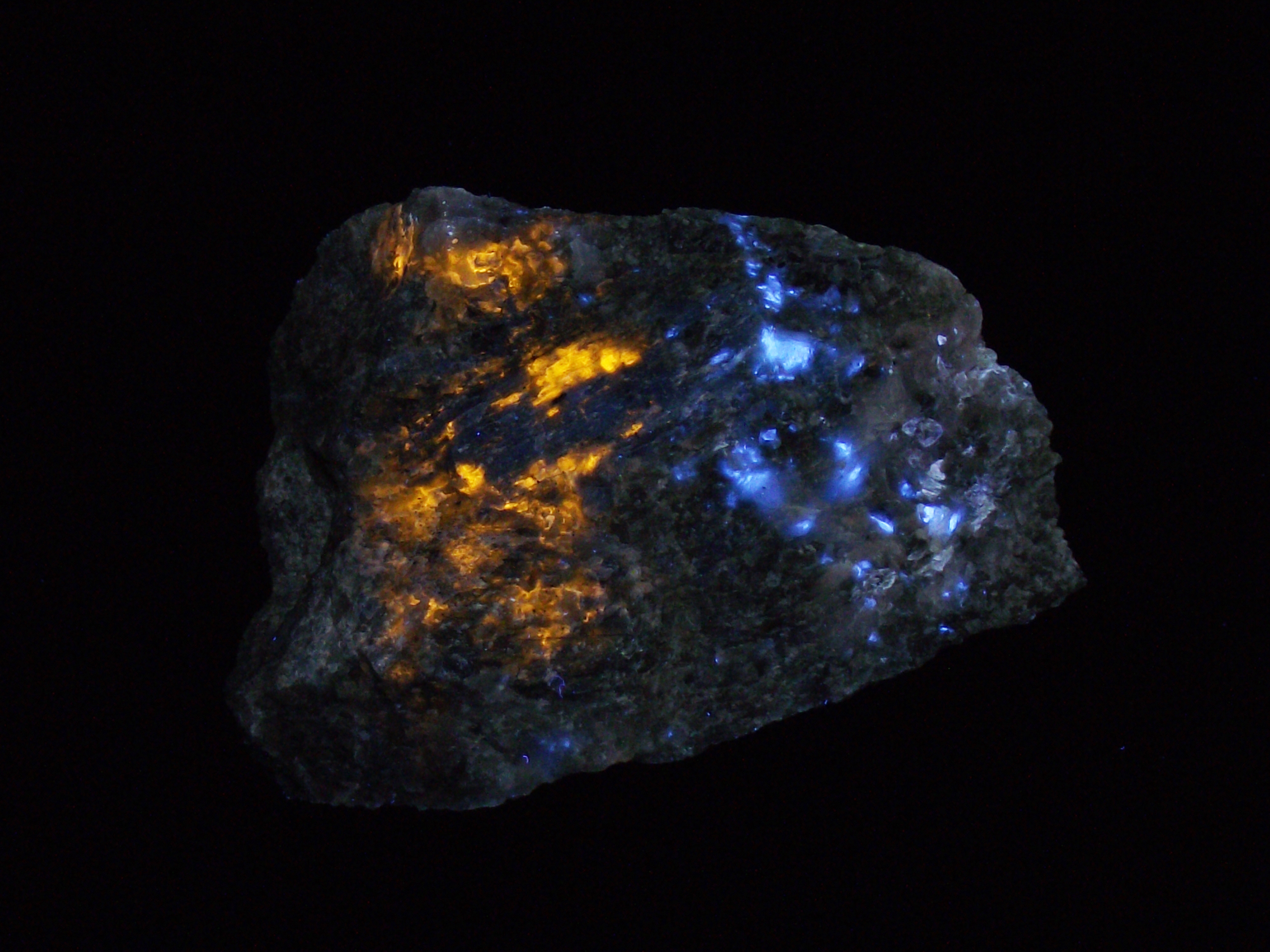 Fluorescence under longwave UV light.