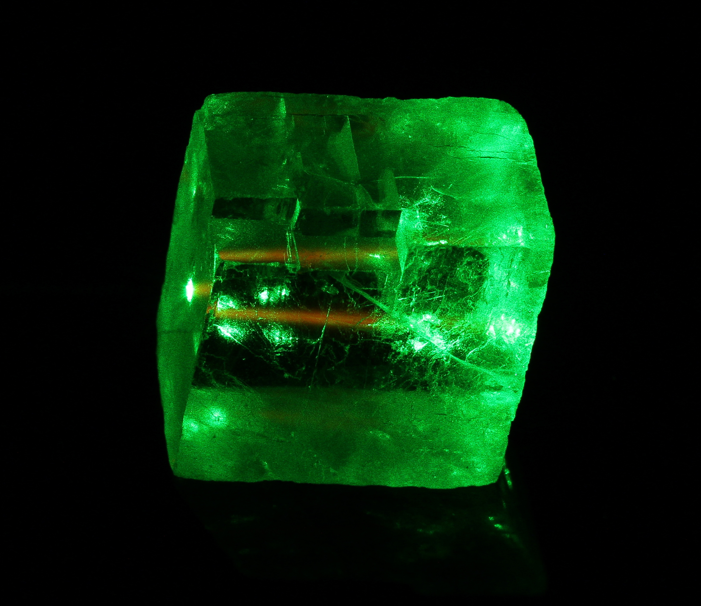 Fluorescence with a green laser (530 nm). Note how the laser beam is split by the double refringence of the calcite