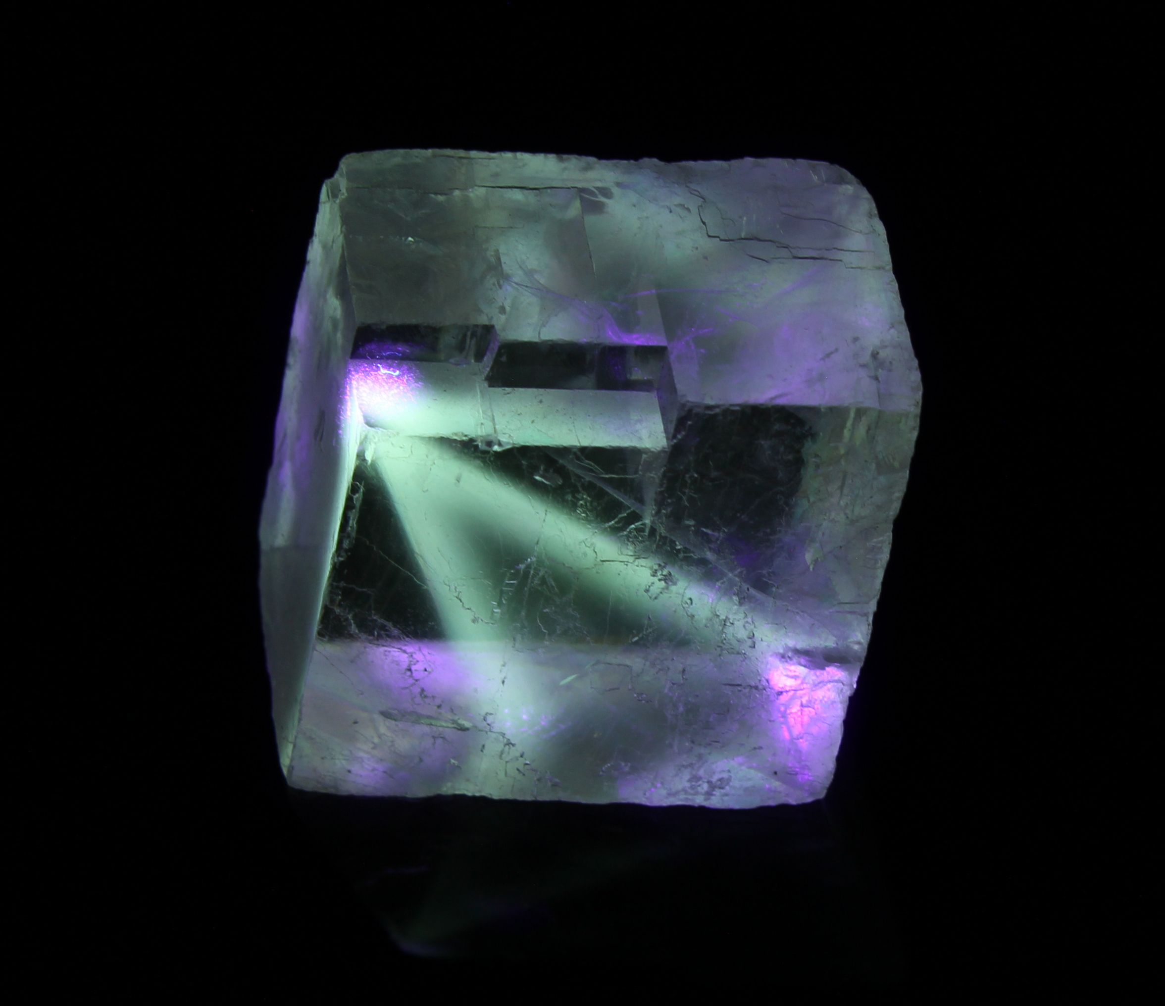 Fluorescence with a violet laser (405 nm). Note how the laser beam is split by the double refringence of the calcite