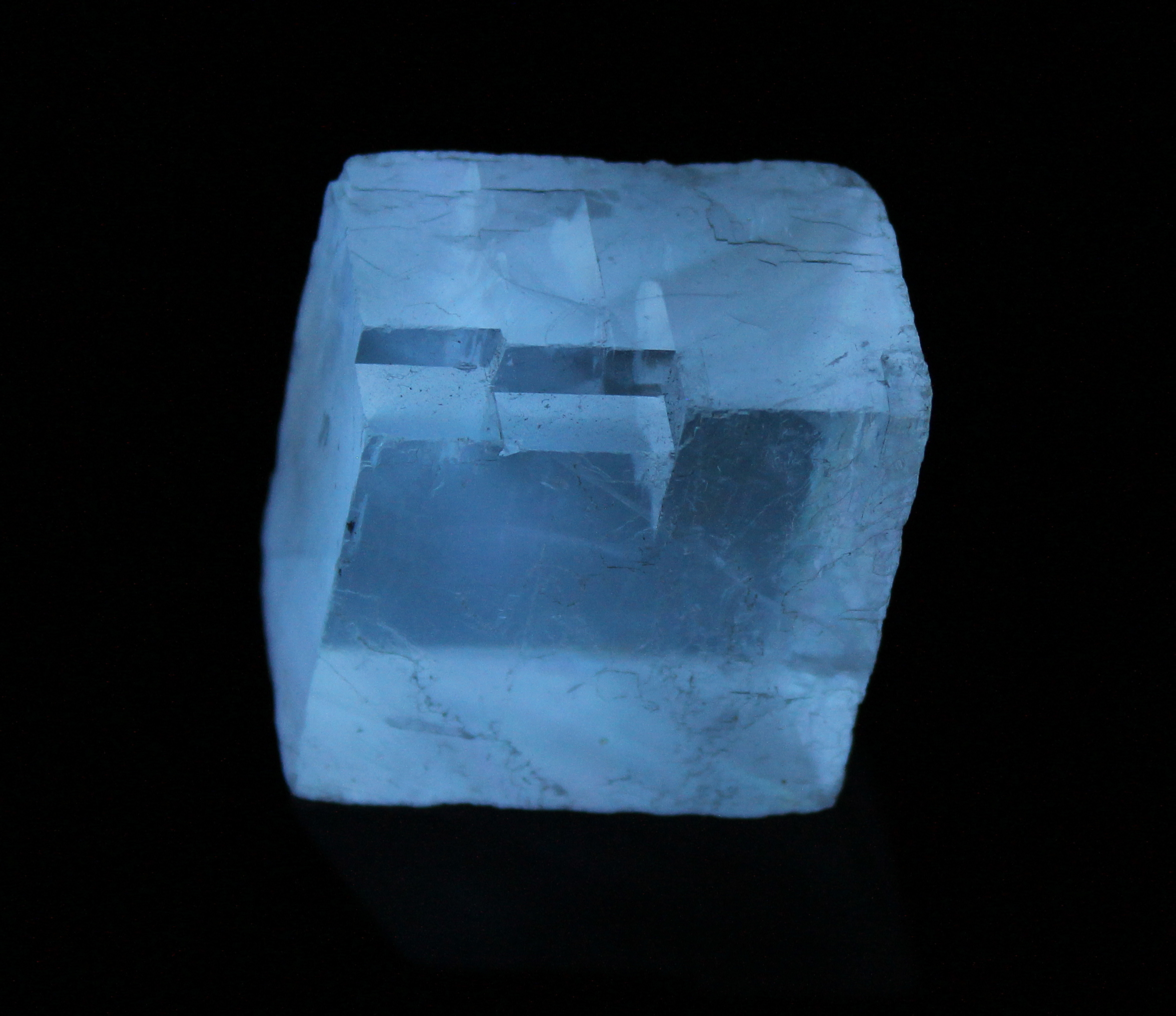 Afterglow after exposure to longwave UV light.